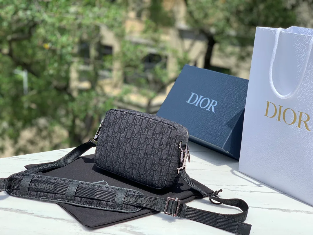 ❗️❗️❗️Free shipping with SF Express for year-end events❗️❗️❗️💰1300 Size: 22X15X6cm Dior messenger camera bag, shipped from the factory, the bag body uses the original CD Diamond pattern cotton canvas is carefully made, the fabric is light and flexible, the bag shape is crisp, the texture is clear, the material is wear-resistant, durable and easy to take care of, the small "DIOR" logo on the front, the top two-way zipper opening and closing, more convenient to take, decorated with the same color adjustable and removable Christian Dior logo cow leather and nylon jacquard shoulder straps, shoulder strap design, very user-friendly and thoughtful design, the upper body is very comfortable, the interior design is neat and spacious, simple and practical, it has a concave shape, it can be carried by men and women, and it is not easy to bump into bags. It is very worth buying.