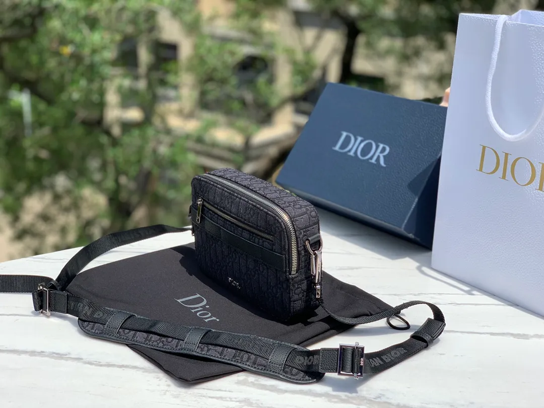 ❗️❗️❗️Free shipping with SF Express for year-end events❗️❗️❗️💰1300 Size: 22X15X6cm Dior messenger camera bag, shipped from the factory, the bag body uses the original CD Diamond pattern cotton canvas is carefully made, the fabric is light and flexible, the bag shape is crisp, the texture is clear, the material is wear-resistant, durable and easy to take care of, the small "DIOR" logo on the front, the top two-way zipper opening and closing, more convenient to take, decorated with the same color adjustable and removable Christian Dior logo cow leather and nylon jacquard shoulder straps, shoulder strap design, very user-friendly and thoughtful design, the upper body is very comfortable, the interior design is neat and spacious, simple and practical, it has a concave shape, it can be carried by men and women, and it is not easy to bump into bags. It is very worth buying.