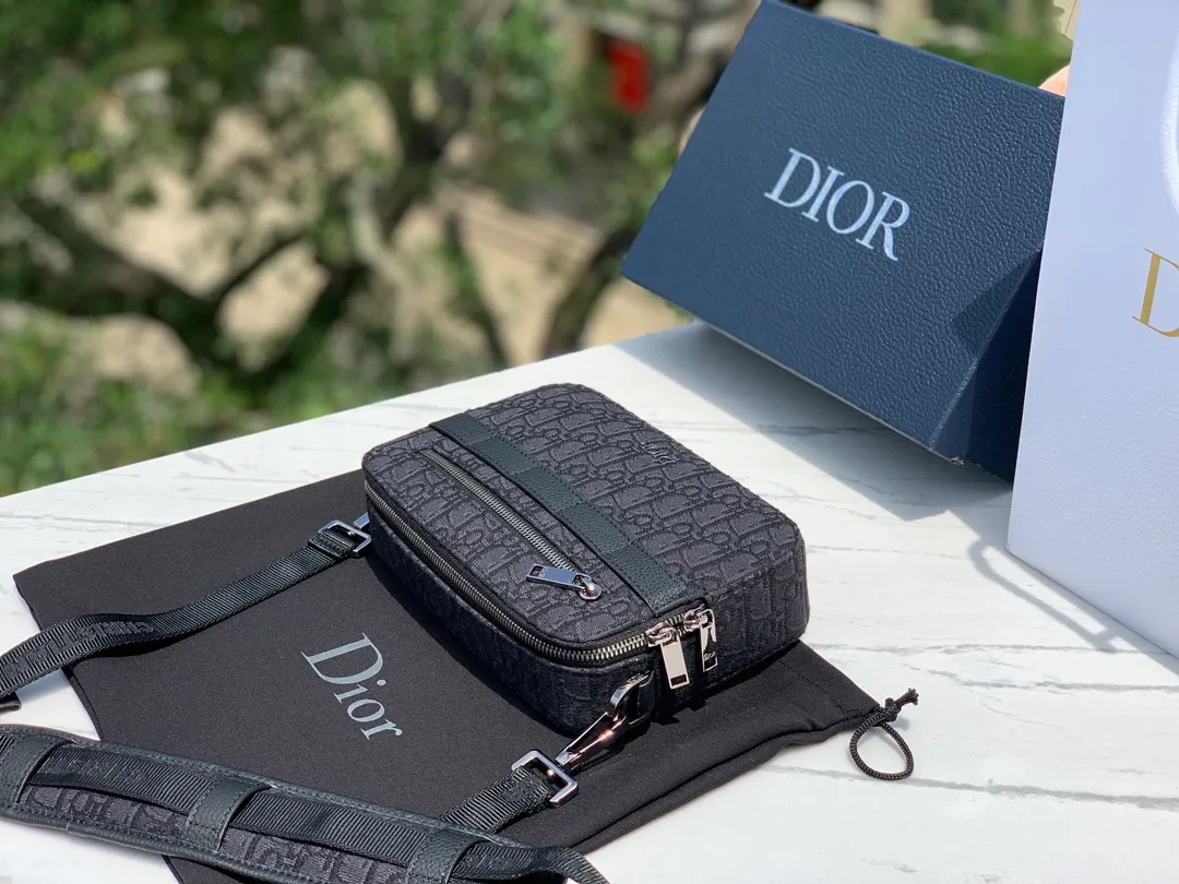 ❗️❗️❗️Free shipping with SF Express for year-end events❗️❗️❗️💰1300 Size: 22X15X6cm Dior messenger camera bag, shipped from the factory, the bag body uses the original CD Diamond pattern cotton canvas is carefully made, the fabric is light and flexible, the bag shape is crisp, the texture is clear, the material is wear-resistant, durable and easy to take care of, the small "DIOR" logo on the front, the top two-way zipper opening and closing, more convenient to take, decorated with the same color adjustable and removable Christian Dior logo cow leather and nylon jacquard shoulder straps, shoulder strap design, very user-friendly and thoughtful design, the upper body is very comfortable, the interior design is neat and spacious, simple and practical, it has a concave shape, it can be carried by men and women, and it is not easy to bump into bags. It is very worth buying.