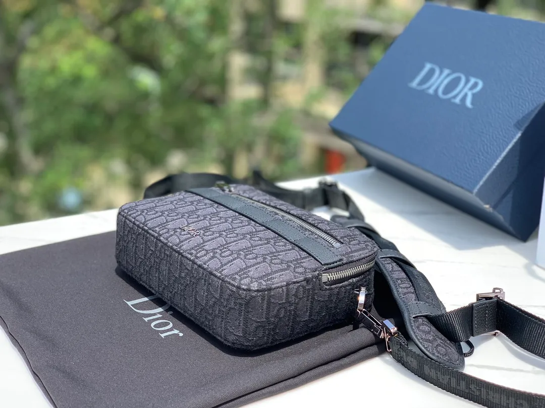 ❗️❗️❗️Free shipping with SF Express for year-end events❗️❗️❗️💰1300 Size: 22X15X6cm Dior messenger camera bag, shipped from the factory, the bag body uses the original CD Diamond pattern cotton canvas is carefully made, the fabric is light and flexible, the bag shape is crisp, the texture is clear, the material is wear-resistant, durable and easy to take care of, the small "DIOR" logo on the front, the top two-way zipper opening and closing, more convenient to take, decorated with the same color adjustable and removable Christian Dior logo cow leather and nylon jacquard shoulder straps, shoulder strap design, very user-friendly and thoughtful design, the upper body is very comfortable, the interior design is neat and spacious, simple and practical, it has a concave shape, it can be carried by men and women, and it is not easy to bump into bags. It is very worth buying.
