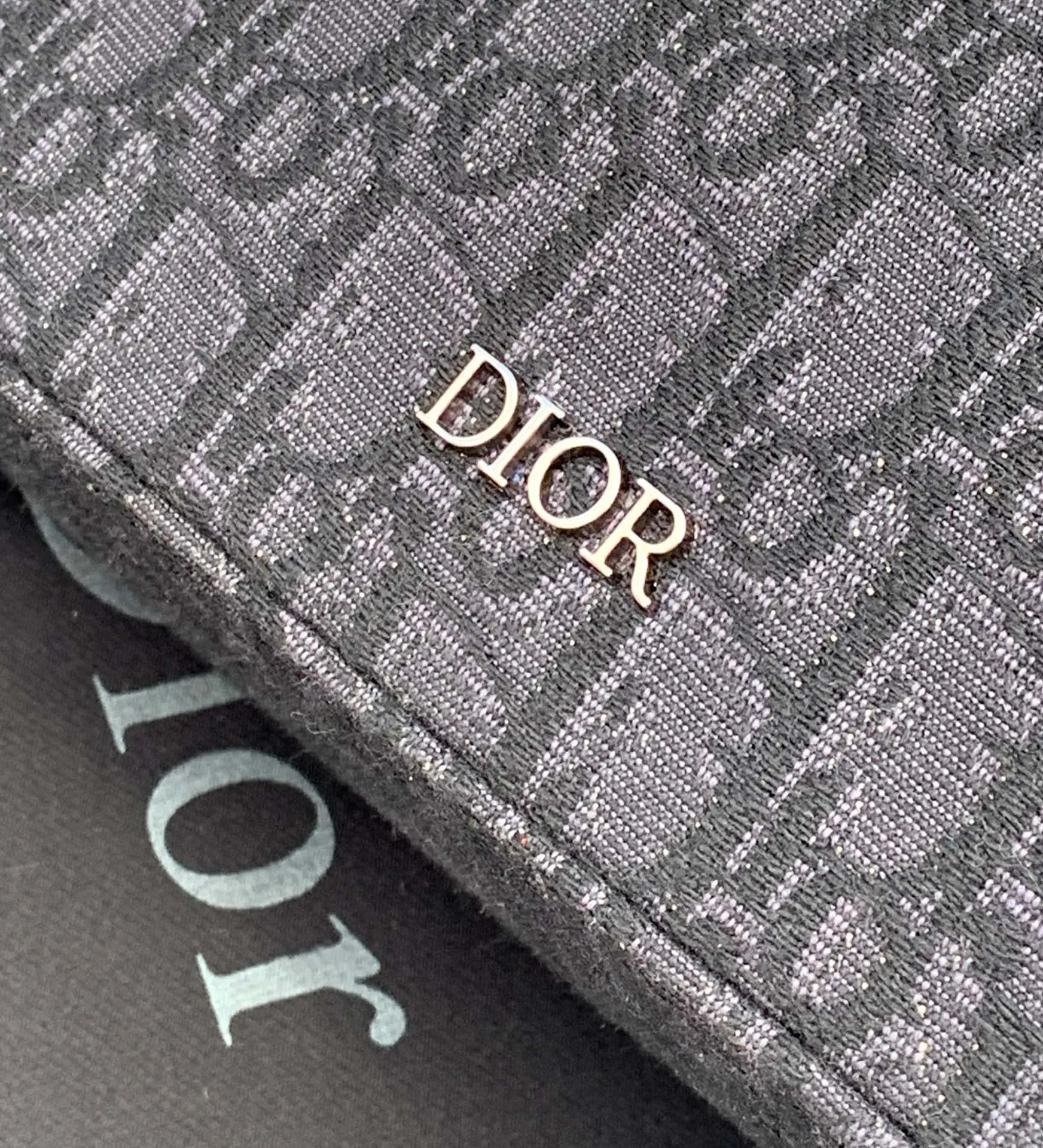 ❗️❗️❗️Free shipping with SF Express for year-end events❗️❗️❗️💰1300 Size: 22X15X6cm Dior messenger camera bag, shipped from the factory, the bag body uses the original CD Diamond pattern cotton canvas is carefully made, the fabric is light and flexible, the bag shape is crisp, the texture is clear, the material is wear-resistant, durable and easy to take care of, the small "DIOR" logo on the front, the top two-way zipper opening and closing, more convenient to take, decorated with the same color adjustable and removable Christian Dior logo cow leather and nylon jacquard shoulder straps, shoulder strap design, very user-friendly and thoughtful design, the upper body is very comfortable, the interior design is neat and spacious, simple and practical, it has a concave shape, it can be carried by men and women, and it is not easy to bump into bags. It is very worth buying.