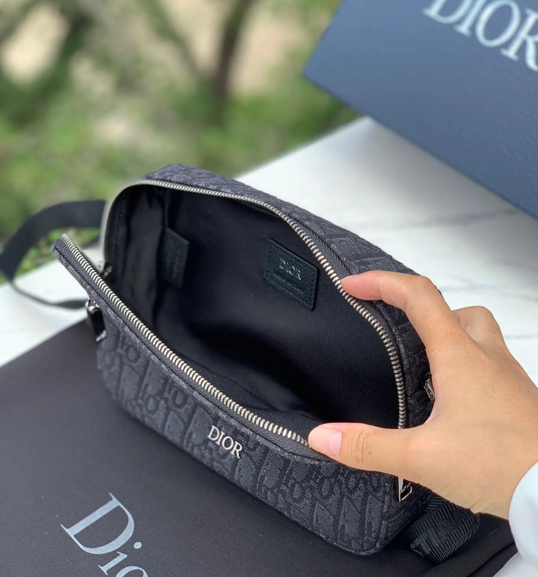 ❗️❗️❗️Free shipping with SF Express for year-end events❗️❗️❗️💰1300 Size: 22X15X6cm Dior messenger camera bag, shipped from the factory, the bag body uses the original CD Diamond pattern cotton canvas is carefully made, the fabric is light and flexible, the bag shape is crisp, the texture is clear, the material is wear-resistant, durable and easy to take care of, the small "DIOR" logo on the front, the top two-way zipper opening and closing, more convenient to take, decorated with the same color adjustable and removable Christian Dior logo cow leather and nylon jacquard shoulder straps, shoulder strap design, very user-friendly and thoughtful design, the upper body is very comfortable, the interior design is neat and spacious, simple and practical, it has a concave shape, it can be carried by men and women, and it is not easy to bump into bags. It is very worth buying.