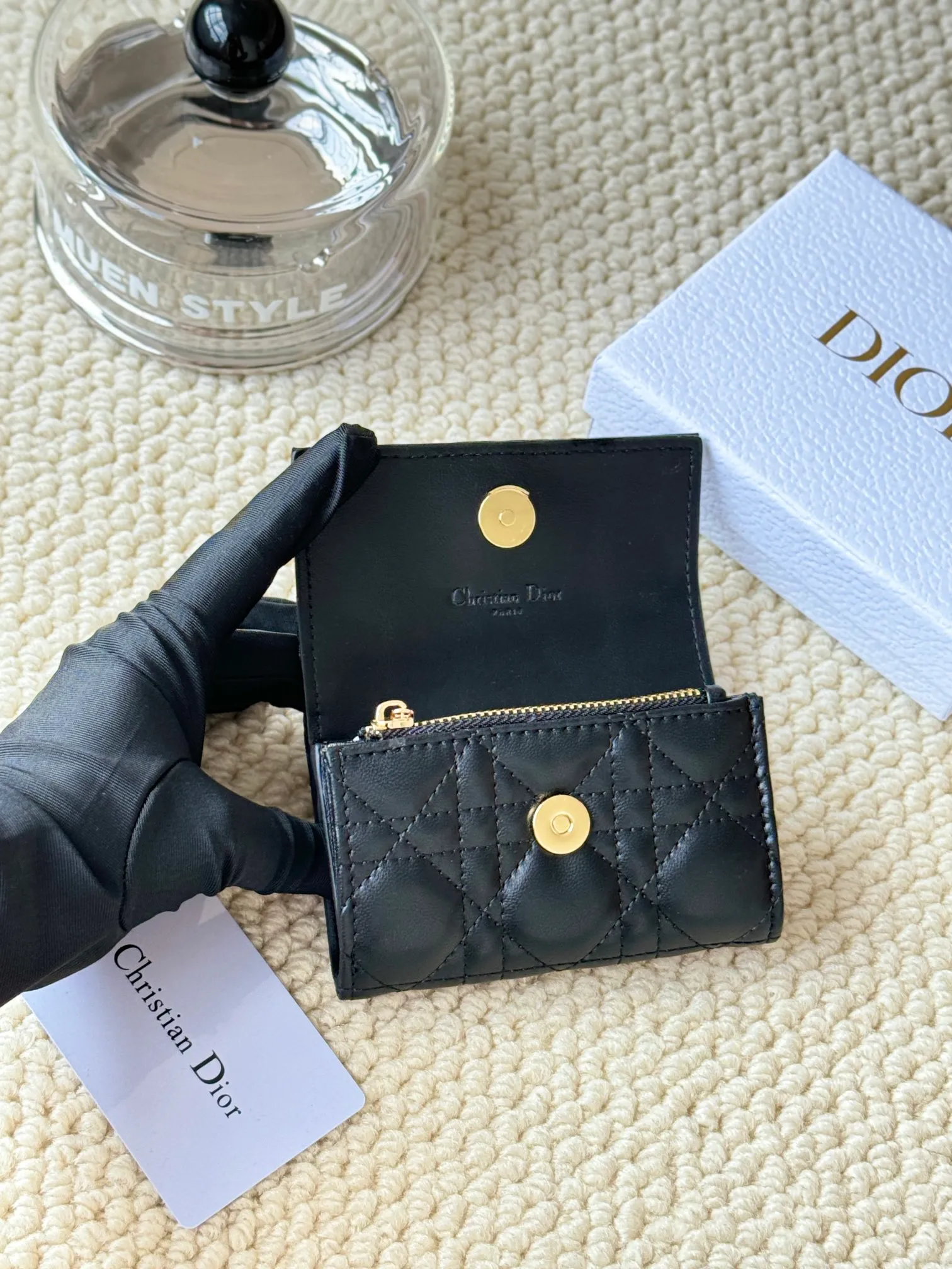 💰150 No.: S0966ONMJ_M413 Size: 11x7.5x2.5cm This My Dior Glycine wallet is compact, practical and unique. Crafted from blush pink sheepskin, it is decorated with a cannage pattern and features a D.I.O.R. charm on the front to enhance the style. Elegant and refined, it can store a variety of daily necessities, is suitable for various occasions, and can be matched with other My Dior items. Front D.I.O.R. charm 2 card slots 1 zipped compartment 1 spacious interior compartment Made in Italy