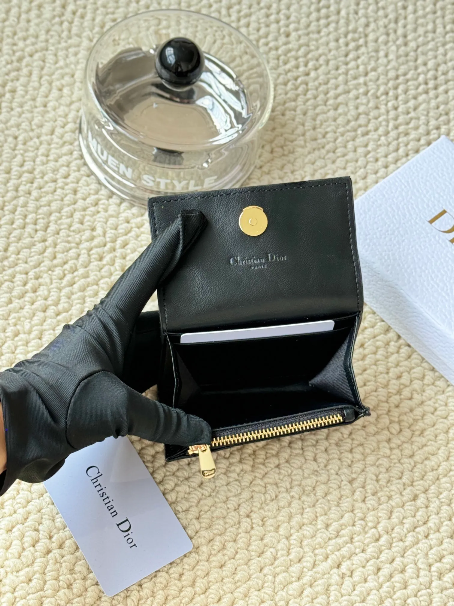 💰150 No.: S0966ONMJ_M413 Size: 11x7.5x2.5cm This My Dior Glycine wallet is compact, practical and unique. Crafted from blush pink sheepskin, it is decorated with a cannage pattern and features a D.I.O.R. charm on the front to enhance the style. Elegant and refined, it can store a variety of daily necessities, is suitable for various occasions, and can be matched with other My Dior items. Front D.I.O.R. charm 2 card slots 1 zipped compartment 1 spacious interior compartment Made in Italy