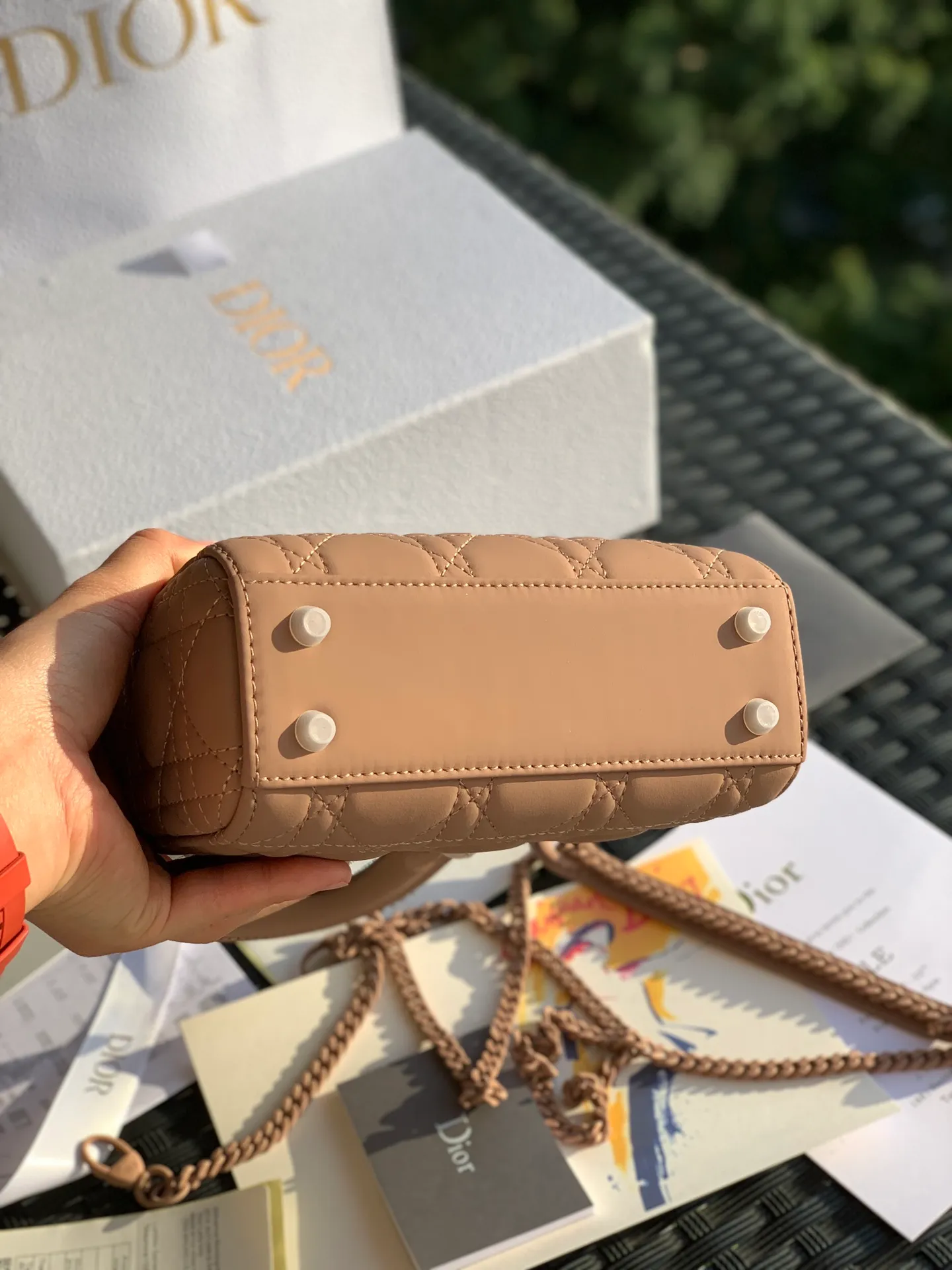 The top upgraded version 💰1800, the size is 17×15×7, the nude pink three-frame frosted model, another model that cannot be given up after the patent leather model! The Princess Diana bag has always been the top entry-level item in the D family! There are many people selling it, and even more say it is "genuine", but only a few can fit it into the cabinet! As the old saying goes, our original channels ➕ original ➕ raw materials ➕ original craftsmanship! It’s just basic to allow everyone to go to the counter freely! You can't get it even if you have money at the counter. No matter what kind of clothes you match it with for various occasions, you only need it all year round and it will last forever!