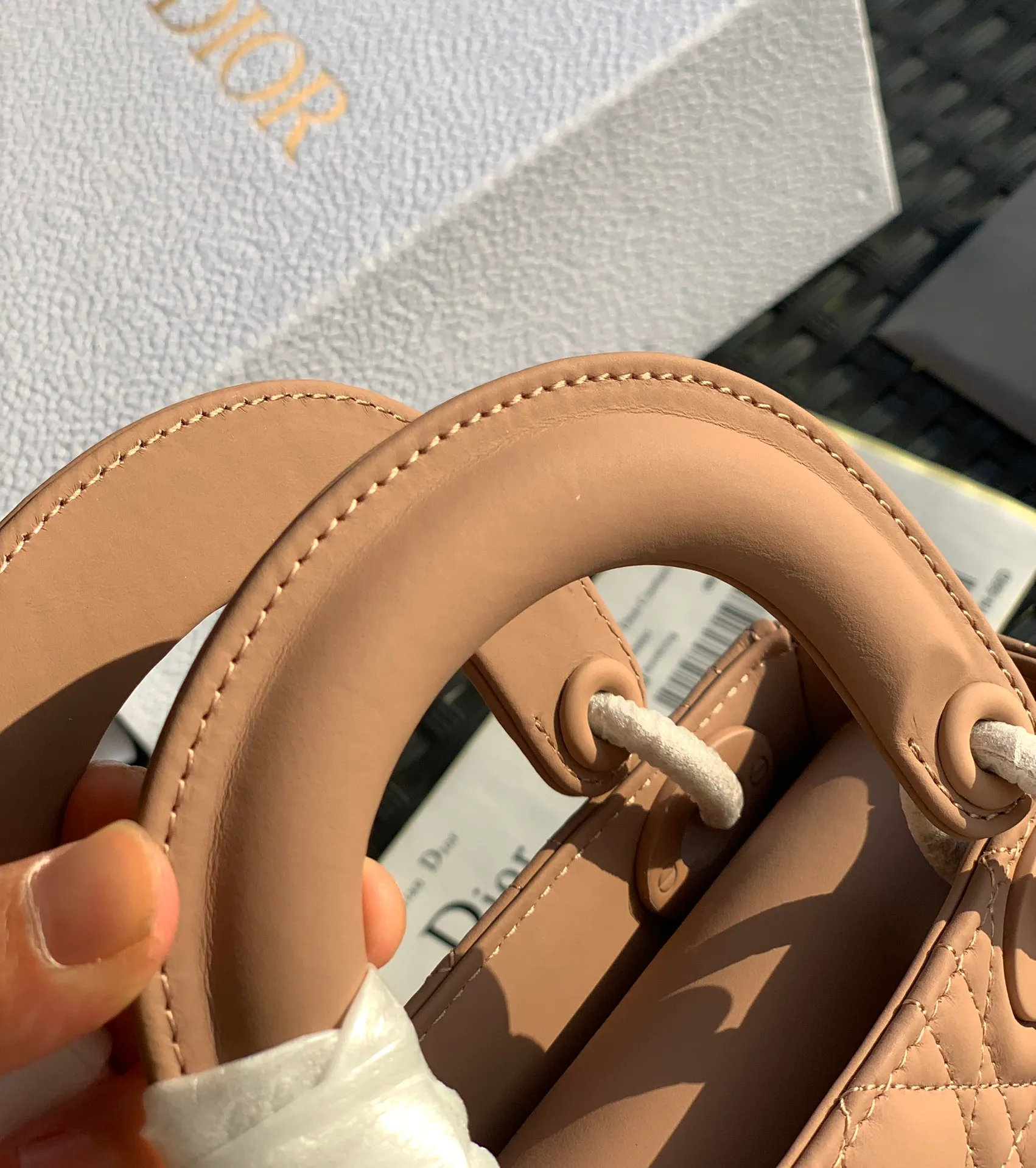 The top upgraded version 💰1800, the size is 17×15×7, the nude pink three-frame frosted model, another model that cannot be given up after the patent leather model! The Princess Diana bag has always been the top entry-level item in the D family! There are many people selling it, and even more say it is "genuine", but only a few can fit it into the cabinet! As the old saying goes, our original channels ➕ original ➕ raw materials ➕ original craftsmanship! It’s just basic to allow everyone to go to the counter freely! You can't get it even if you have money at the counter. No matter what kind of clothes you match it with for various occasions, you only need it all year round and it will last forever!