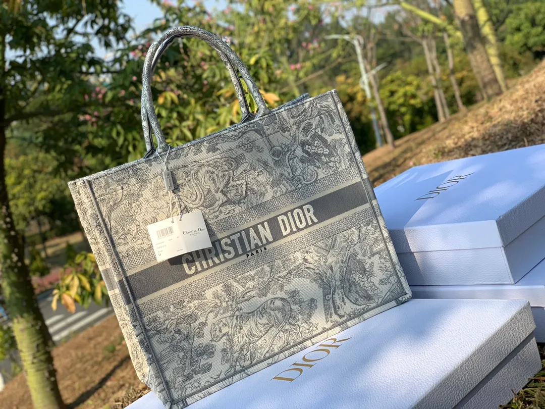 ❗️❗️❗️Free shipping with SF Express for year-end events❗️❗️❗️💰1560 Size 41.5 x 35 x 18 cm large. If you plan to go to the counter to buy his, this is the right place. Our Dio has always relied on word of mouth, especially this brand that convinces people with texture. With millions of stitches of embroidery craftsmanship, there is really no way to fake it. Good texture is written on your face! It is of pure blood, very suitable for counters. It is warm, artistic and shows temperament. The embroidered presbyopic fabric looks very expensive at first glance. It has earned enough attention when going out!