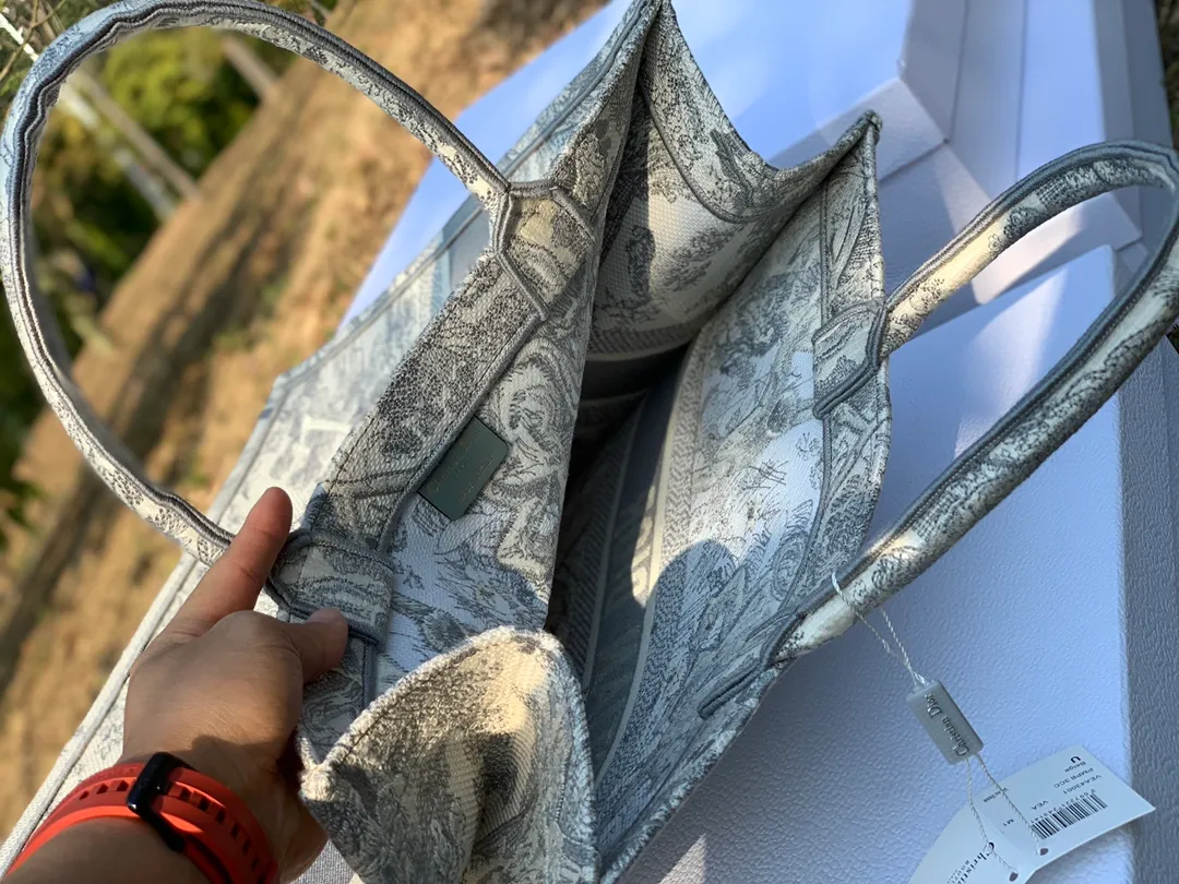 ❗️❗️❗️Free shipping with SF Express for year-end events❗️❗️❗️💰1560 Size 41.5 x 35 x 18 cm large. If you plan to go to the counter to buy his, this is the right place. Our Dio has always relied on word of mouth, especially this brand that convinces people with texture. With millions of stitches of embroidery craftsmanship, there is really no way to fake it. Good texture is written on your face! It is of pure blood, very suitable for counters. It is warm, artistic and shows temperament. The embroidered presbyopic fabric looks very expensive at first glance. It has earned enough attention when going out!