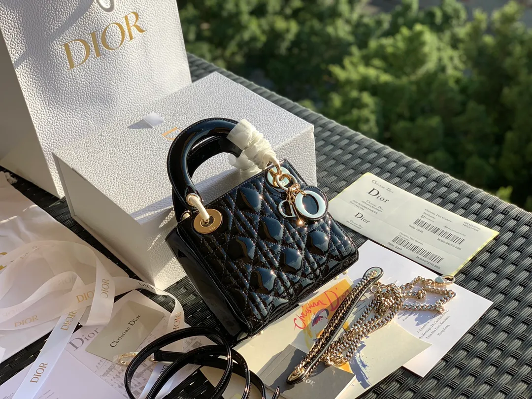 The top upgraded version💰1800, the size is 17×15×7, the black patent leather lady is back! We know many of you have been waiting! It is called the "eternal bag" that women all over the world want most! lady Dio*r! It’s easy to tell from the name that it’s a classic! To be honest, I have seen too many products, and there are too many versions with various prices on the market. I am never afraid of expensive things, but I cannot accept the unaffordable and extravagant prices! Dear friends who have bought our home before, just buy it directly! The same channel! Because there are too many classic styles like this on the market, either we won’t sell them or those that do, we should take them seriously!