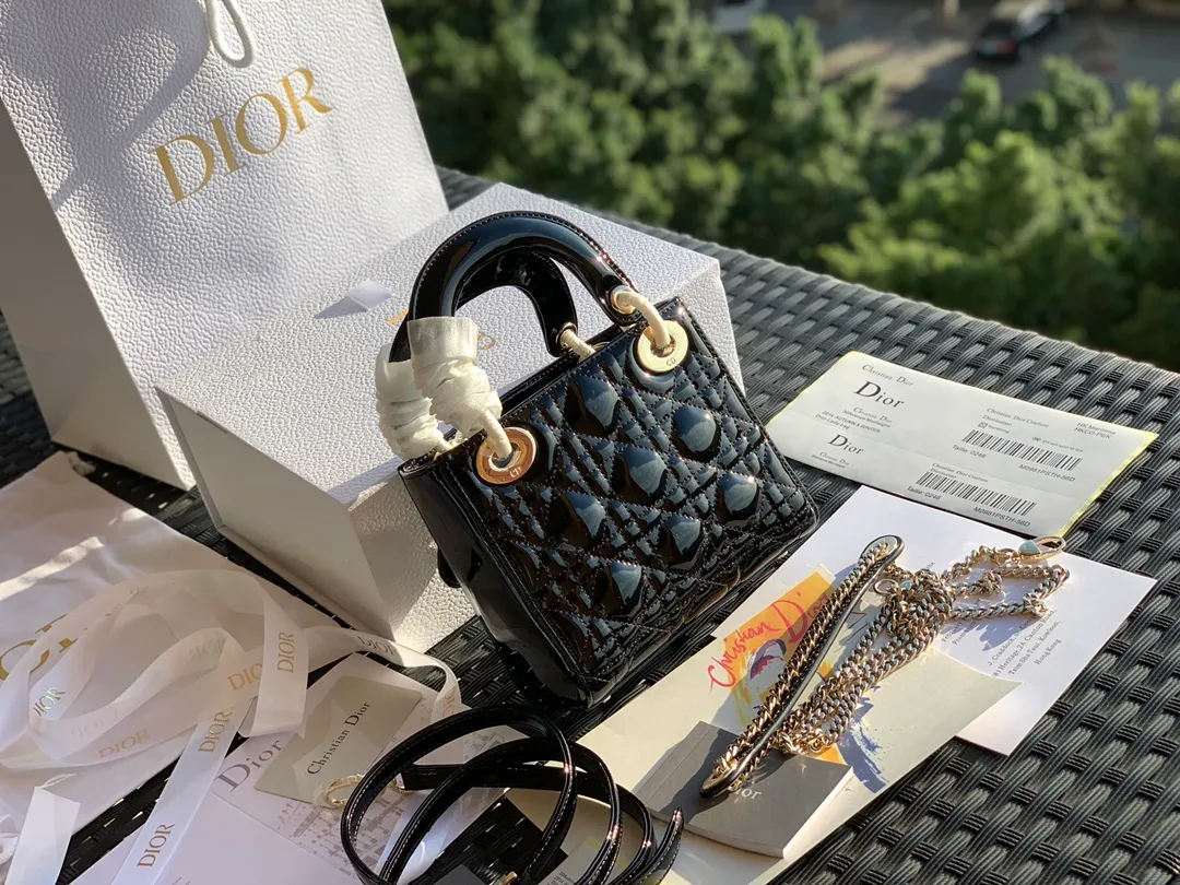 The top upgraded version💰1800, the size is 17×15×7, the black patent leather lady is back! We know many of you have been waiting! It is called the "eternal bag" that women all over the world want most! lady Dio*r! It’s easy to tell from the name that it’s a classic! To be honest, I have seen too many products, and there are too many versions with various prices on the market. I am never afraid of expensive things, but I cannot accept the unaffordable and extravagant prices! Dear friends who have bought our home before, just buy it directly! The same channel! Because there are too many classic styles like this on the market, either we won’t sell them or those that do, we should take them seriously!