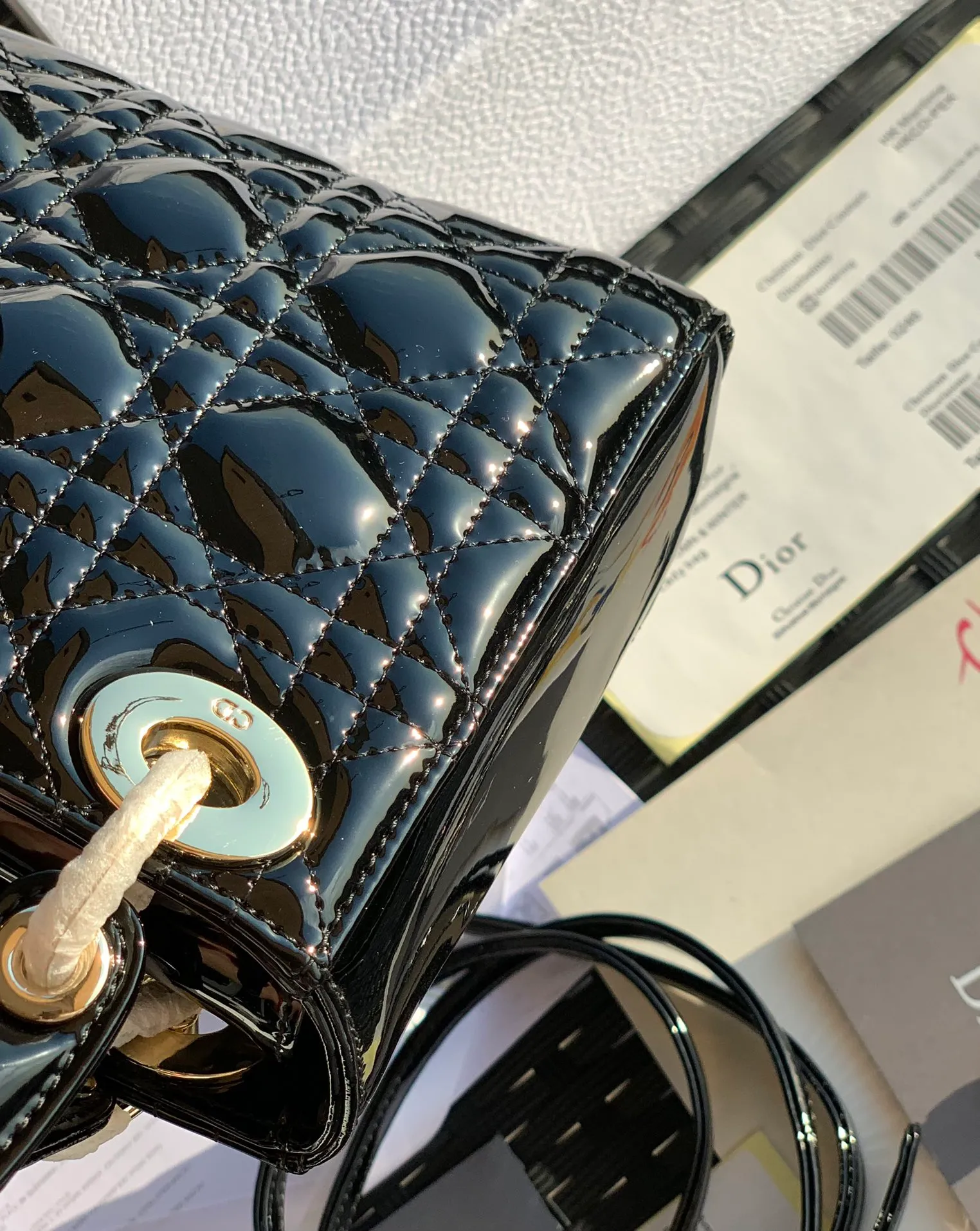 The top upgraded version💰1800, the size is 17×15×7, the black patent leather lady is back! We know many of you have been waiting! It is called the "eternal bag" that women all over the world want most! lady Dio*r! It’s easy to tell from the name that it’s a classic! To be honest, I have seen too many products, and there are too many versions with various prices on the market. I am never afraid of expensive things, but I cannot accept the unaffordable and extravagant prices! Dear friends who have bought our home before, just buy it directly! The same channel! Because there are too many classic styles like this on the market, either we won’t sell them or those that do, we should take them seriously!