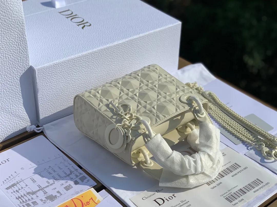 Top upgraded version💰1800, size 17-15-7cm, the latest Dior mini three-lattice diamond pattern white 'Princess Diana bag! Overseas channels! The raw materials from the original factory are absolutely of good quality and rarely get bumped when you go out. Things with good price and good quality actually compete with too many versions in the market. We have compared several relatively high-end versions on the market. The leather, hardware and workmanship are almost the same as those at the counter. Regular customers all know~