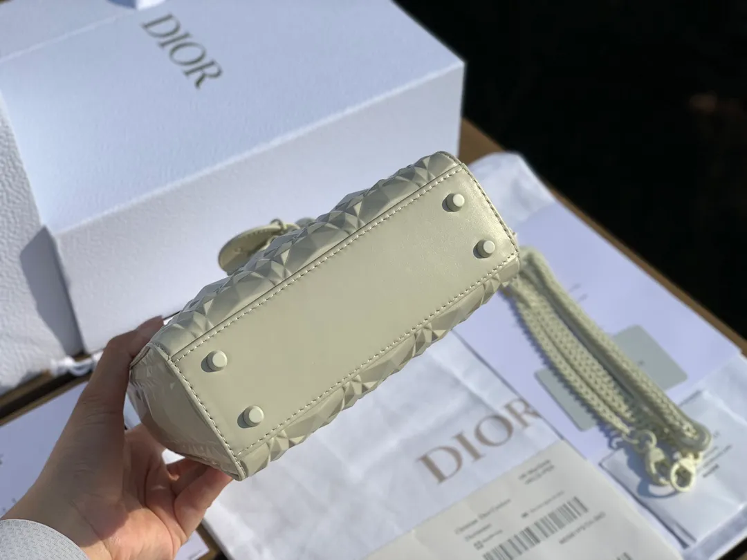Top upgraded version💰1800, size 17-15-7cm, the latest Dior mini three-lattice diamond pattern white 'Princess Diana bag! Overseas channels! The raw materials from the original factory are absolutely of good quality and rarely get bumped when you go out. Things with good price and good quality actually compete with too many versions in the market. We have compared several relatively high-end versions on the market. The leather, hardware and workmanship are almost the same as those at the counter. Regular customers all know~