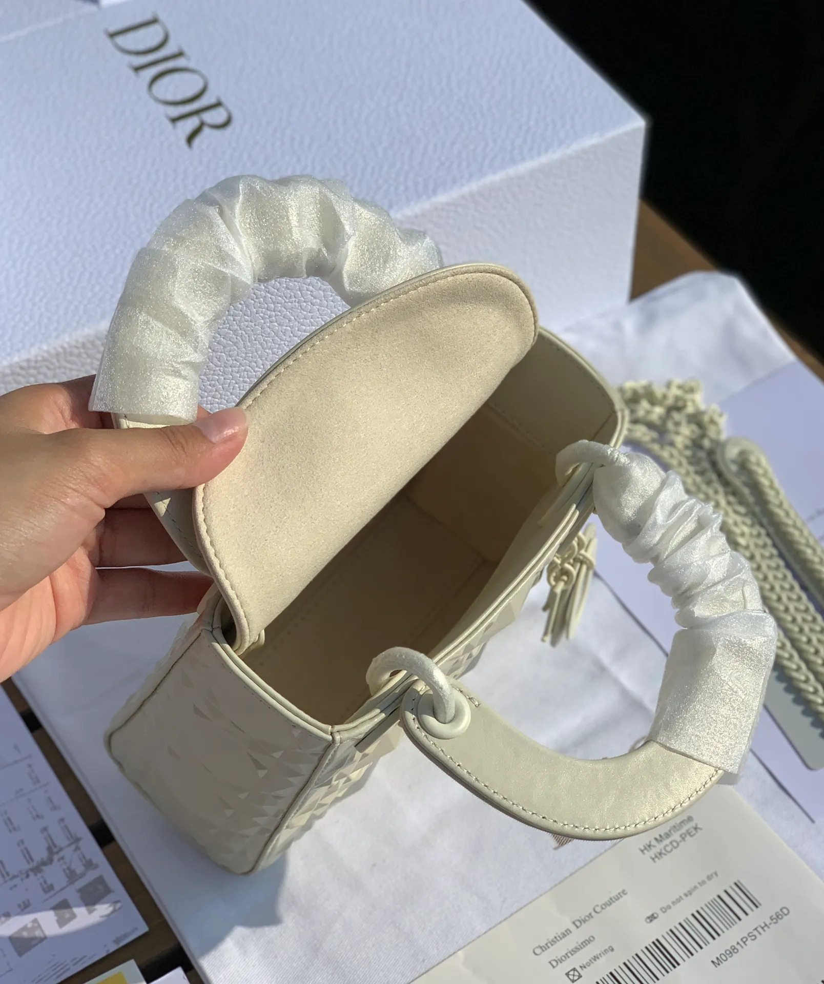 Top upgraded version💰1800, size 17-15-7cm, the latest Dior mini three-lattice diamond pattern white 'Princess Diana bag! Overseas channels! The raw materials from the original factory are absolutely of good quality and rarely get bumped when you go out. Things with good price and good quality actually compete with too many versions in the market. We have compared several relatively high-end versions on the market. The leather, hardware and workmanship are almost the same as those at the counter. Regular customers all know~