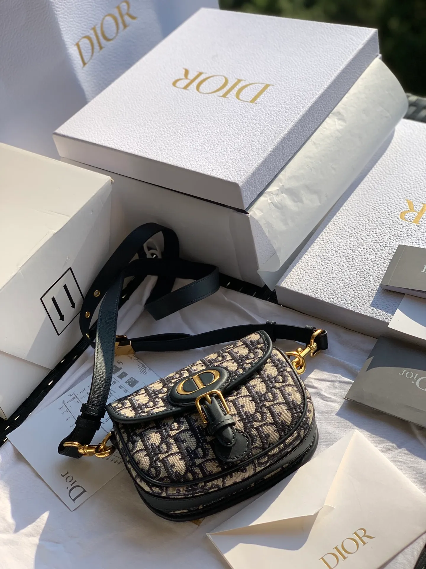 ❗️❗️❗️Free shipping with SF Express for year-end events❗️❗️❗️💰1500 Size 18 x 14 x 5 CM small D’s old flower embroidered bobby shoulder bag, half-moon shape is exquisite and retro! To say that it is popular, it must be because it comes with retro filters, which can perform to a high level in any style and design! Goods from overseas channels! I don’t want to praise the quality of this channel again! I have repeatedly taken pictures and sold them a lot, with a repurchase rate of 200%! It is no exaggeration to say that it is exactly the same thing as purchased at the counter! There are 27,000 for sale on the official website, any comparison is accepted!