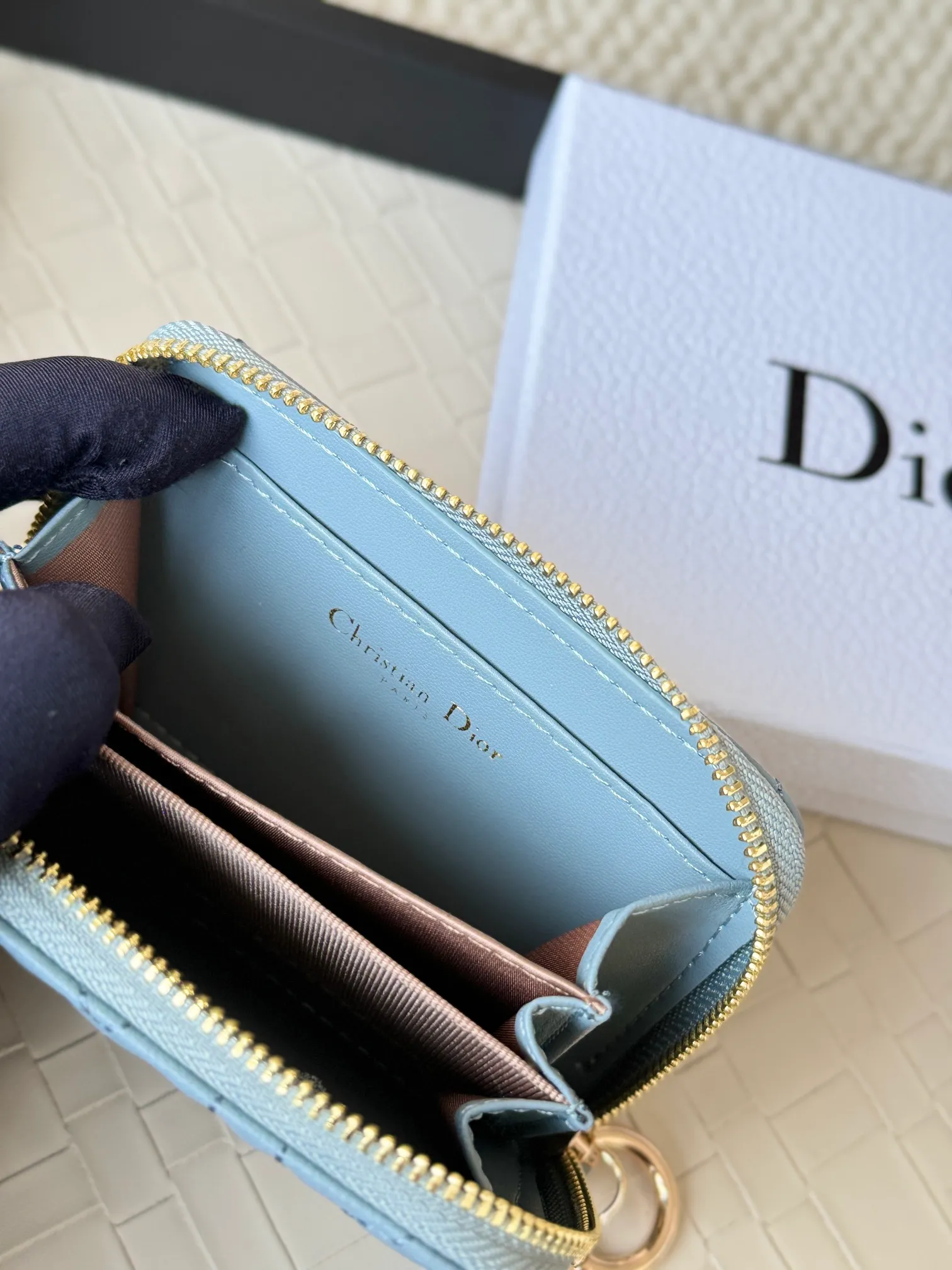 💰150 Dior New Caro Zippered Card Holder I love it. I originally wanted to buy a wallet, but I fell in love with this card holder. The size is just right and there are enough card slots. When Sydney is on lockdown and you can't go to the store, SA will send you photos and payment links. It's very convenient. I paid in the morning and received it in the afternoon. I think it looks better than the zipper card holder in C. The small metal ring next to the zipper is convenient for connecting the card holder to the bag and is not easy to lose. The calfskin material feels great. No.: S5034 Carol grain (size 9*11cm)