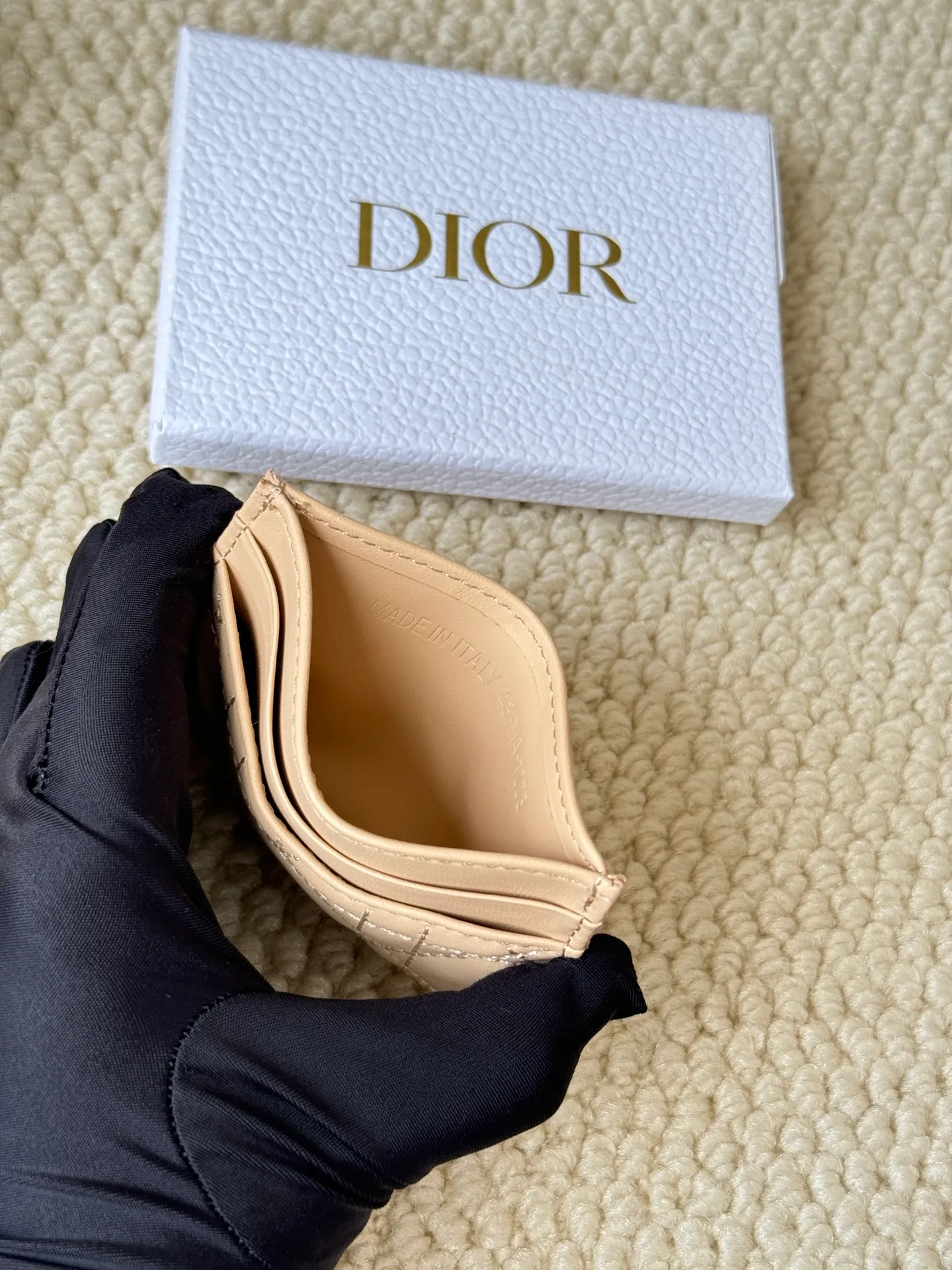💰110 dior card cd card holder New style CD with a mini pearl on the front No.: S3103 Carefully made of soft cowhide, decorated with cannage pattern topstitching, embellished with "CD" ➕ pearl embellishment logo on the front. Elegant and sophisticated, it has five card slots and is suitable for various occasions. Size: 10.5*7.5cm Dior Caro five-compartment card holder is a new product this season, elegant and practical.