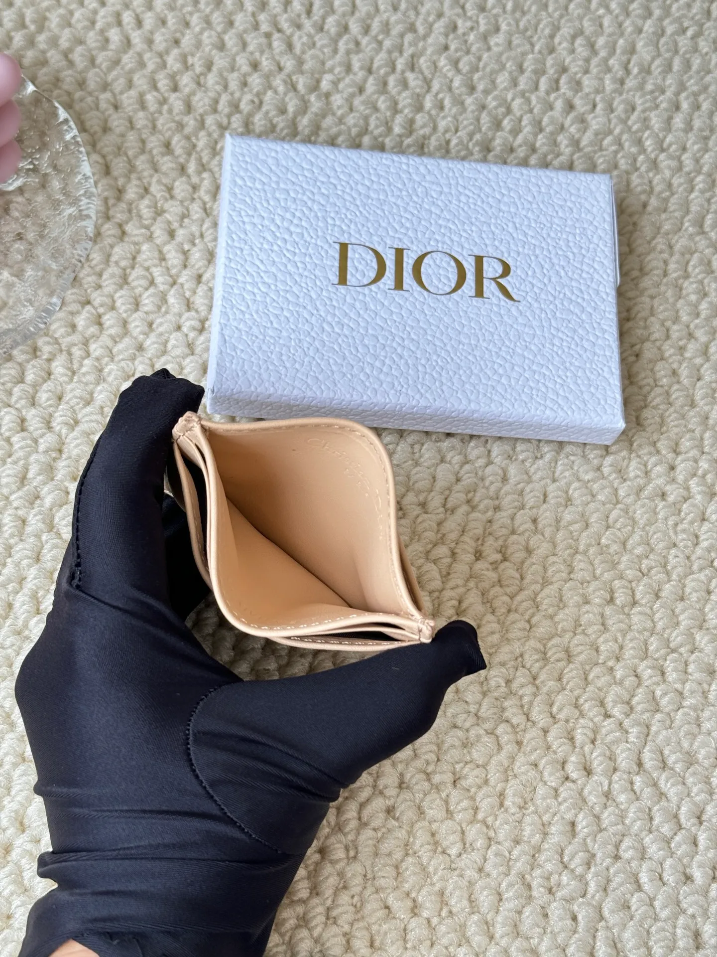 💰110 dior card cd card holder New style CD with a mini pearl on the front No.: S3103 Carefully made of soft cowhide, decorated with cannage pattern topstitching, embellished with "CD" ➕ pearl embellishment logo on the front. Elegant and sophisticated, it has five card slots and is suitable for various occasions. Size: 10.5*7.5cm Dior Caro five-compartment card holder is a new product this season, elegant and practical.