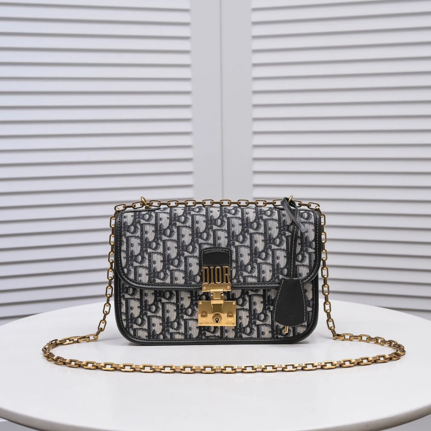 💰420￥Chain terms🔥 🔥‼ Original development! ! Every detail has been spared... 🎏DIOR OBLIQUE flip-top small handbag🎊🎏Iconic canvas with smooth calfskin details🎊👉With vintage gold metal lock 👉Vintage gold metal belt "CD" detachable chain strap👉Can be carried on the shoulder or crossbody🎯Model: 9902🎯Size: 24*16*8🎯Quality upgrade