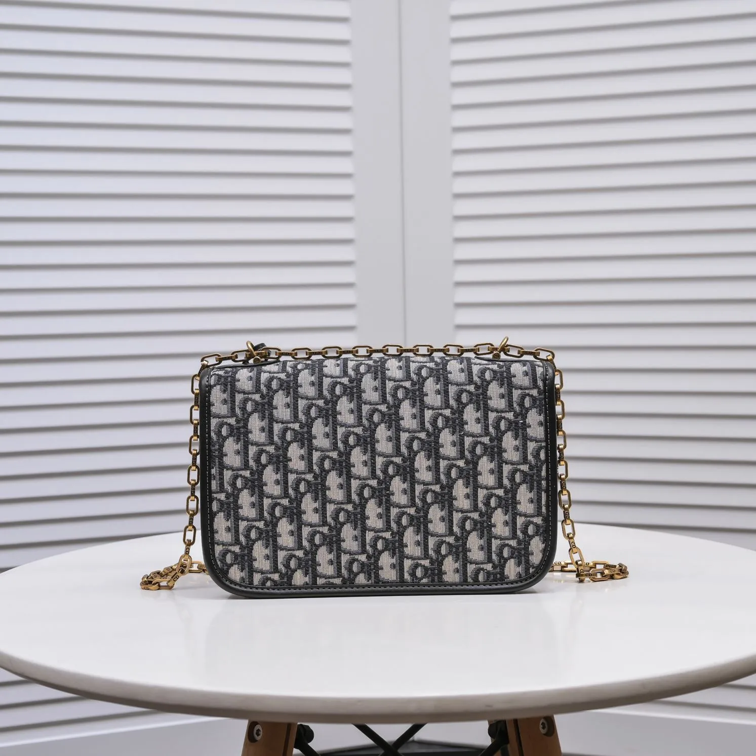 💰420￥Chain terms🔥 🔥‼ Original development! ! Every detail has been spared... 🎏DIOR OBLIQUE flip-top small handbag🎊🎏Iconic canvas with smooth calfskin details🎊👉With vintage gold metal lock 👉Vintage gold metal belt "CD" detachable chain strap👉Can be carried on the shoulder or crossbody🎯Model: 9902🎯Size: 24*16*8🎯Quality upgrade