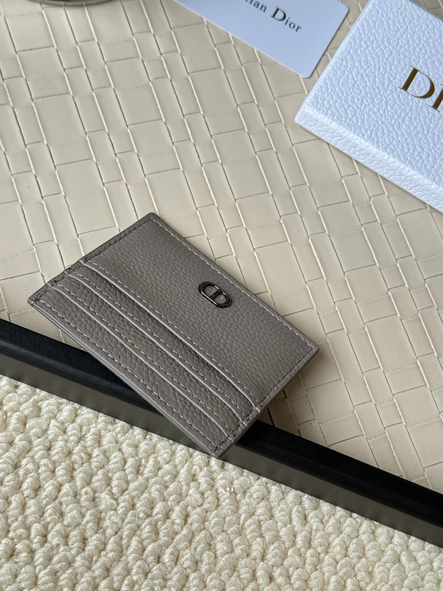 💰100 This Dior card holder is elegant and refined😍 carefully made of cowhide [strong]. There are 3 card slots on each side and 1 card slot on the top, which is exquisite and exquisite in shape. Style number: CH135 Size: 10*8cm
