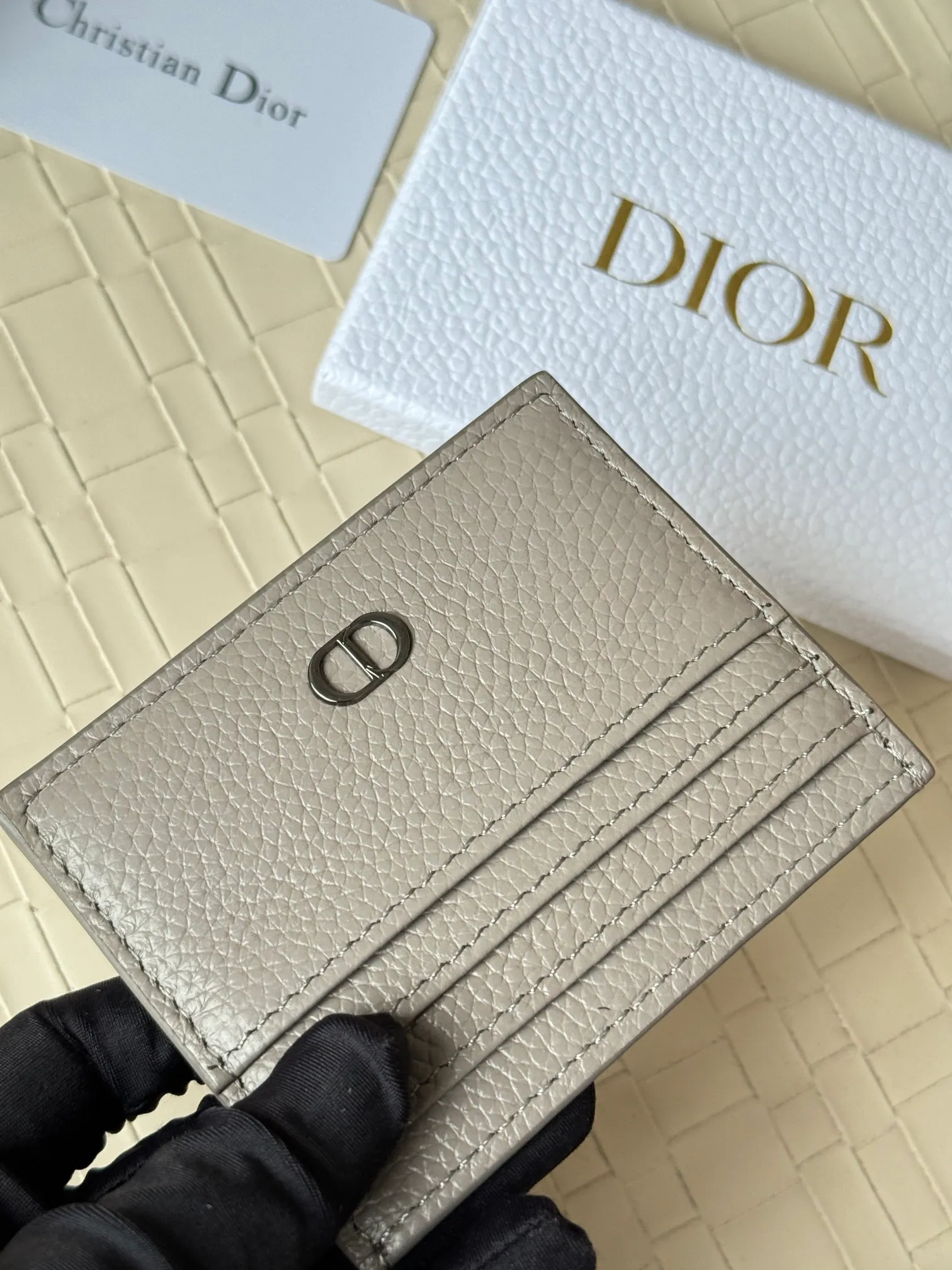 💰100 This Dior card holder is elegant and refined😍 carefully made of cowhide [strong]. There are 3 card slots on each side and 1 card slot on the top, which is exquisite and exquisite in shape. Style number: CH135 Size: 10*8cm