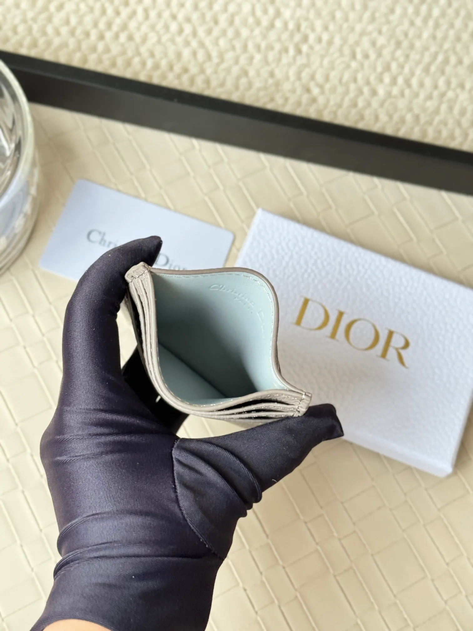 💰100 This Dior card holder is elegant and refined😍 carefully made of cowhide [strong]. There are 3 card slots on each side and 1 card slot on the top, which is exquisite and exquisite in shape. Style number: CH135 Size: 10*8cm