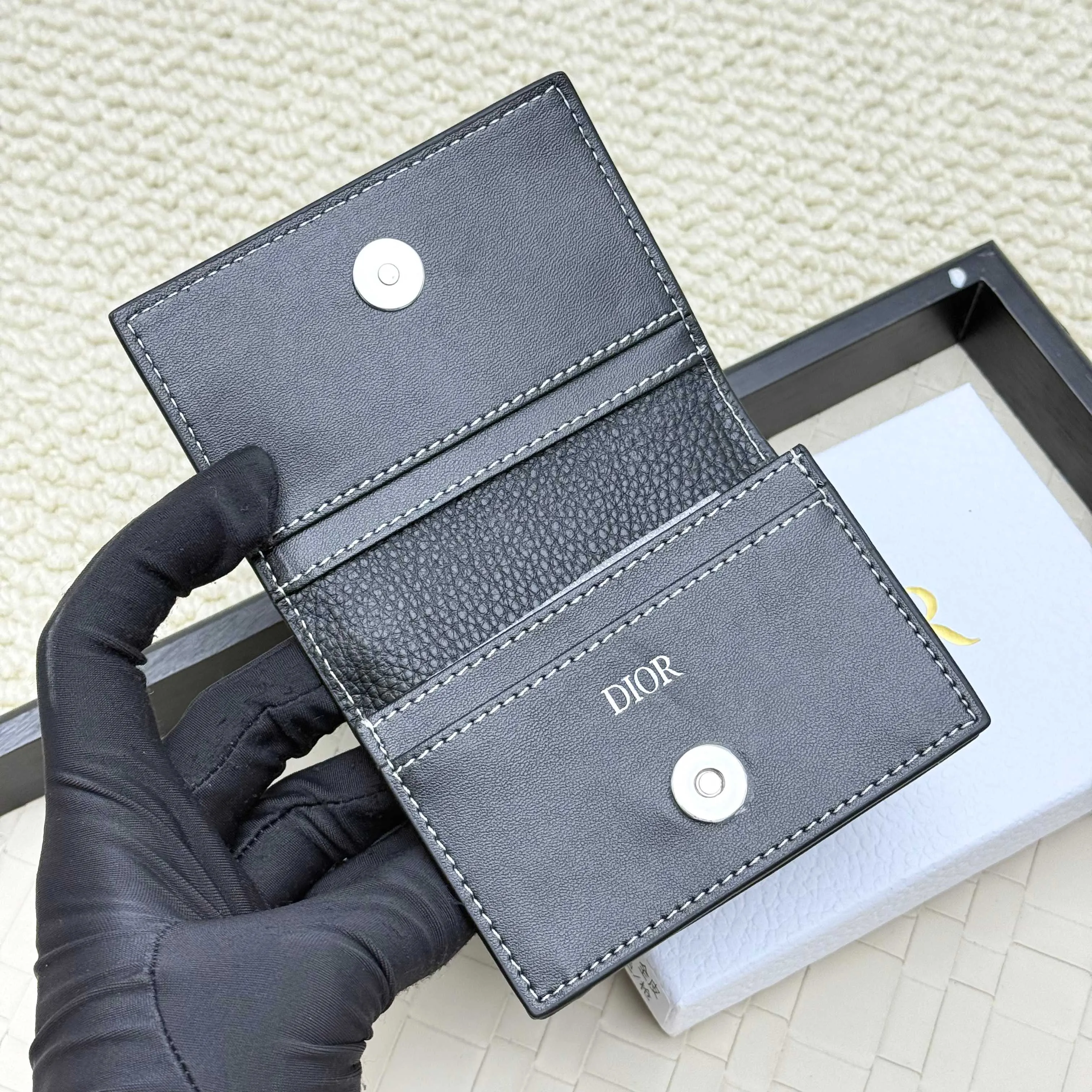 ￥120💰Business card holder is practical and exquisite👏🏻The interior is made of black smooth cowhide. Featuring an interior gusseted compartment with card slots, and a flip-top lid with two card slots. "DIOR" logo on the front and interior. No.: 136 Size: 10*6.8*2cm