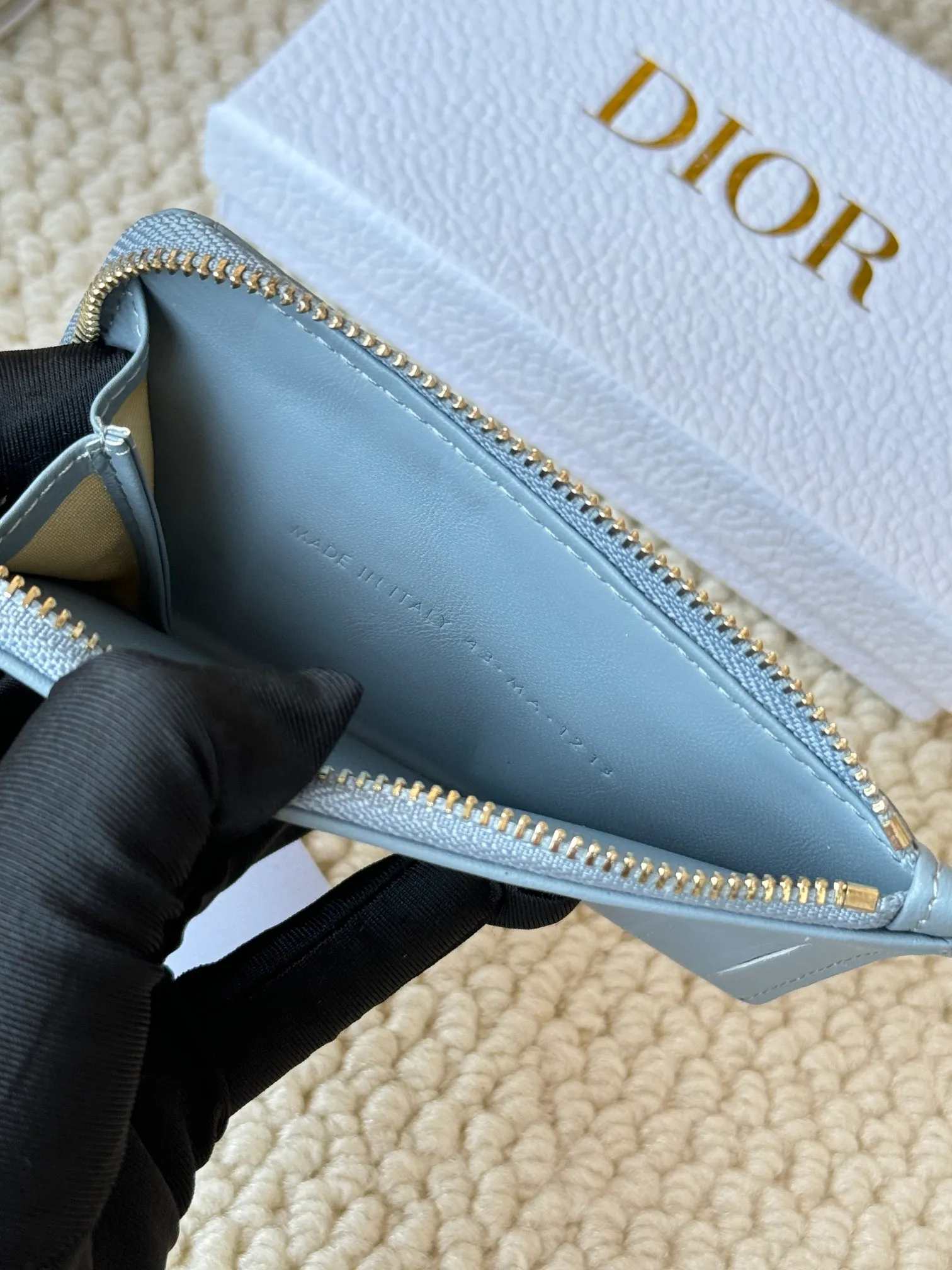 💰160Lady Dior Card Holder Sand color wallet I bought to fit into a waste bag, L-shaped opening, seven-zig card holder pull No.: S0965 There are too many front patch pockets to hold cards. The banknotes need to be folded 40% off, 30% off can be placed but it has a zipper. The size is 13.5*8.5*1.5 cm. The Dior card holder meets my various needs. Compared with other styles, it is thin, compact and has a large capacity. There is no conspicuous big LOGO, it will not scratch when placed in the bag, and it is relatively low-key and classic. There is a special place for access control cards, so you don’t need to mix them with bank cards. When I used to swipe access control cards, I couldn’t swipe them because there were too many cards, so I had to take out the access control cards separately. There is a zipper, so you don't have to worry about putting important things out, and the zipper is half-open, so it's more convenient to put things in and take things out than having only one side.