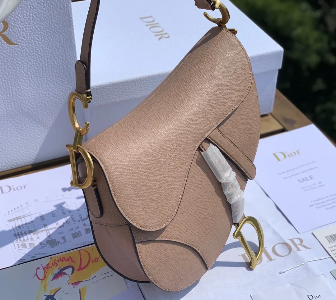 ❗️❗️❗️Free shipping with SF for year-end events❗️❗️❗️💰1700 Size 25.5-20-6.5cm [Milk Tea Color] Overseas channel, Dior The all-leather saddle bag is a timeless classic. The unique shape is eye-catching. The gentle milk tea color is the first choice of many girls. It is 100% made of imported pebbled grain calfskin. It is easier to maintain the silhouette than the smooth leather surface previously released. The leather is soft and delicate, with clear grain lines, good gloss, and durability. I feel that this bag will explode every time it is shipped. 🔥