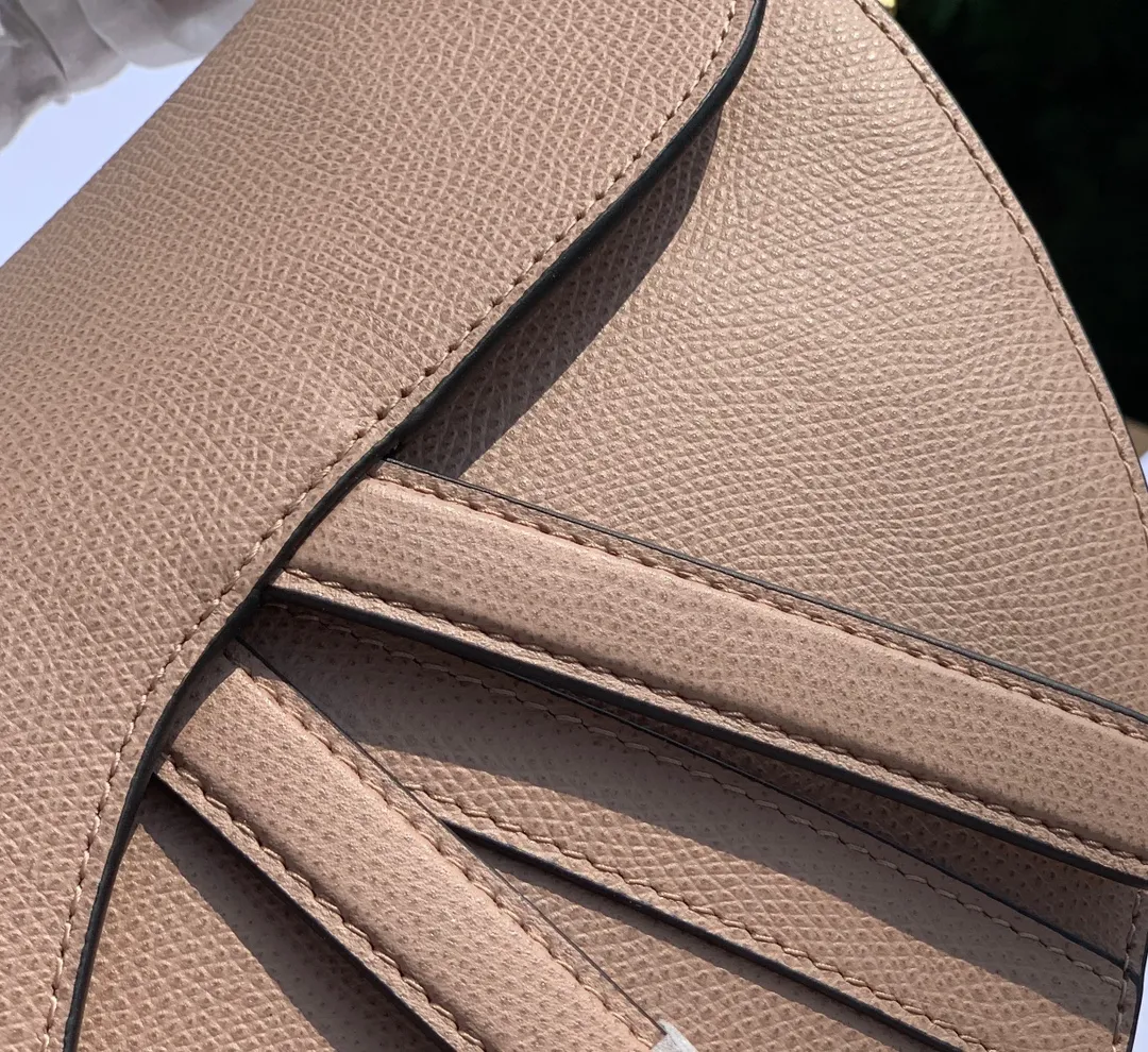 ❗️❗️❗️Free shipping with SF for year-end events❗️❗️❗️💰1700 Size 25.5-20-6.5cm [Milk Tea Color] Overseas channel, Dior The all-leather saddle bag is a timeless classic. The unique shape is eye-catching. The gentle milk tea color is the first choice of many girls. It is 100% made of imported pebbled grain calfskin. It is easier to maintain the silhouette than the smooth leather surface previously released. The leather is soft and delicate, with clear grain lines, good gloss, and durability. I feel that this bag will explode every time it is shipped. 🔥