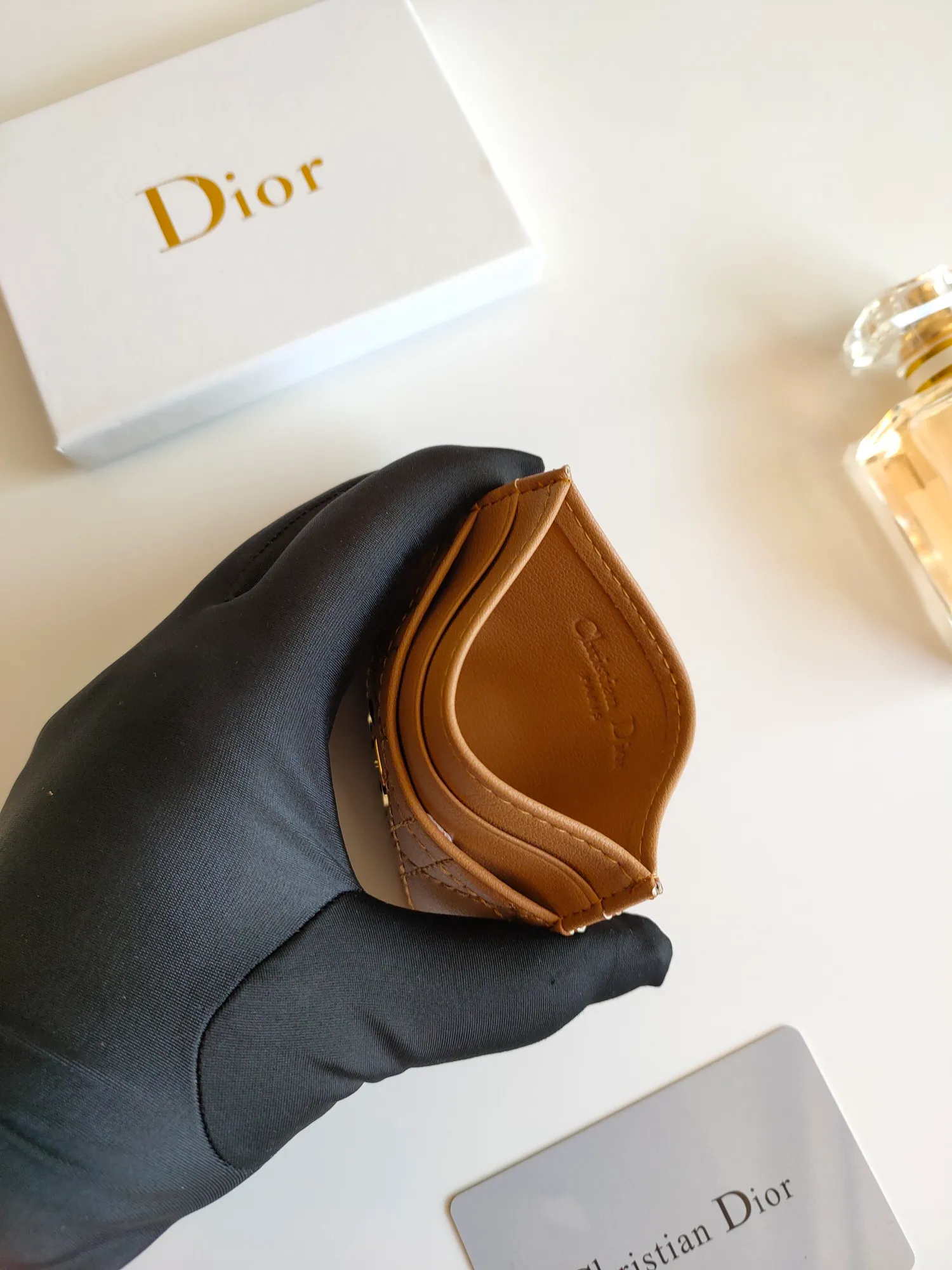 ￥90😍The Dior Caro five-compartment card holder is a new product this season, elegant and practical. Style number: S5130. Carefully crafted from soft cowhide, decorated with cannage pattern topstitching and embellished with the "CD" logo on the front. Elegant and sophisticated, it has five card slots and is suitable for various occasions. Size:10.5*7.5cm