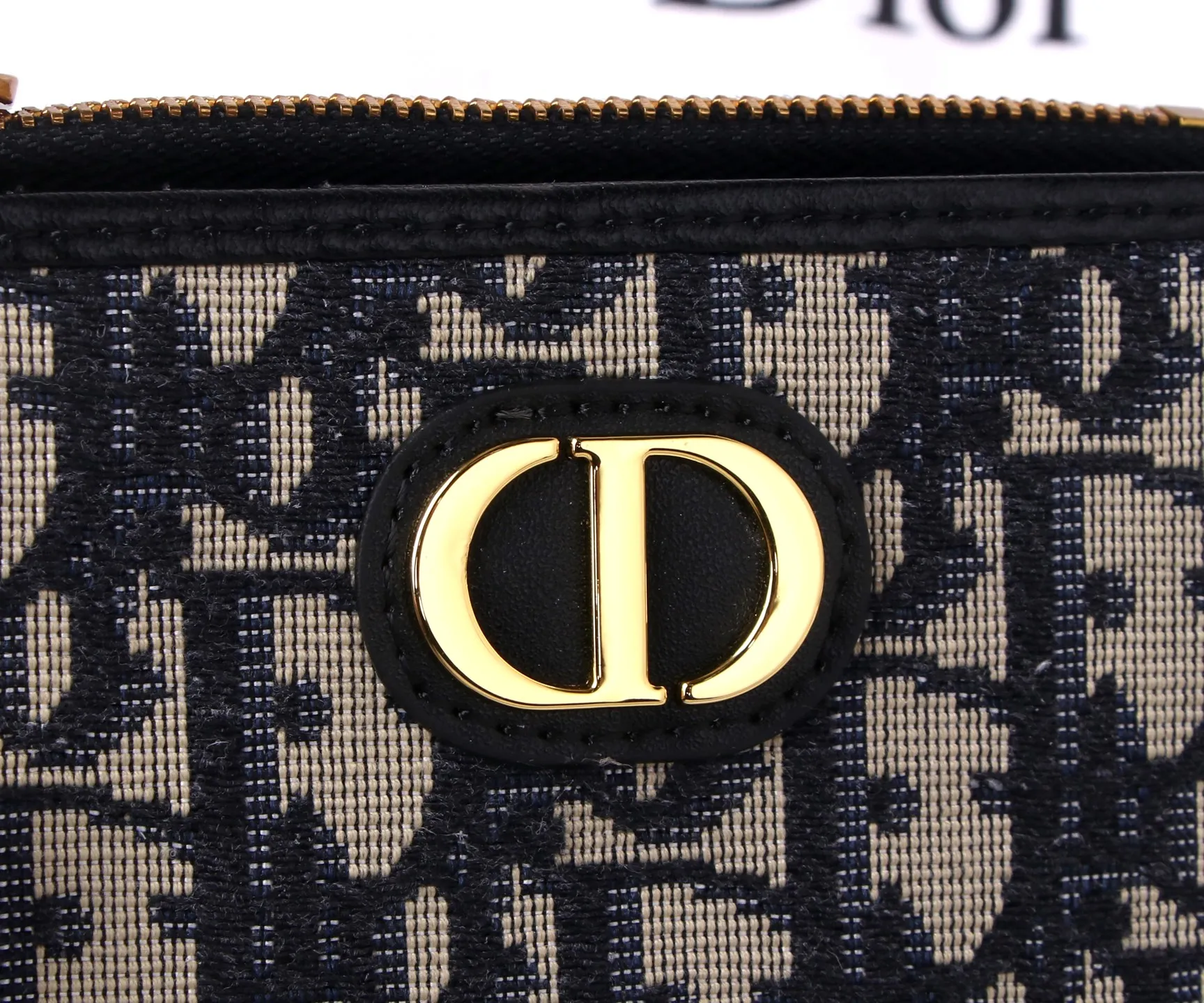 💰P170 Style No.: 3017-4 Brand: Dior Color: Black Size: 11.5*9*2 Description: The latest models from Dior counters are now available! Made of imported PVC with calfskin, the workmanship is exquisite, comparable to that of counters! Multifunctional small wallet, super practical! 3864