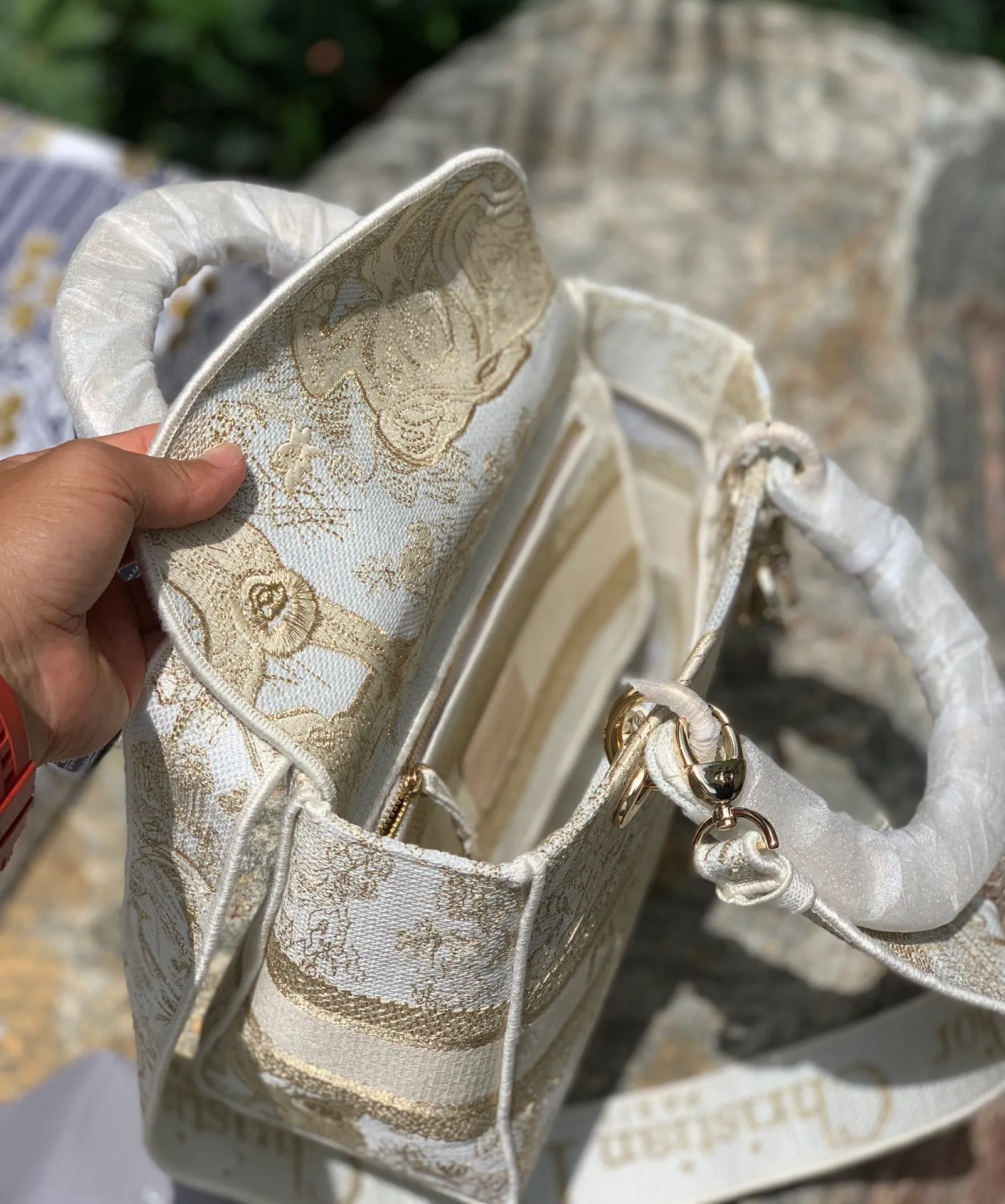 Top upgraded version 💰1800 Size: 24 x 20 x 11 CM Limited gold thread tiger model. D’s most popular lady series has a new model! The latest bag combines the classic Princess Diana style with embroidery technology. The presbyopia is embossed in the form of embroidery, showing a concave and convex effect, embodying texture everywhere! This top is classy, ​​absolutely fashionable and shows off your temperament! We have also sold Princess Diana’s most popular pure leather version. I would like to say that the magic of the latest retro presbyopia can make the same design version more beautiful!