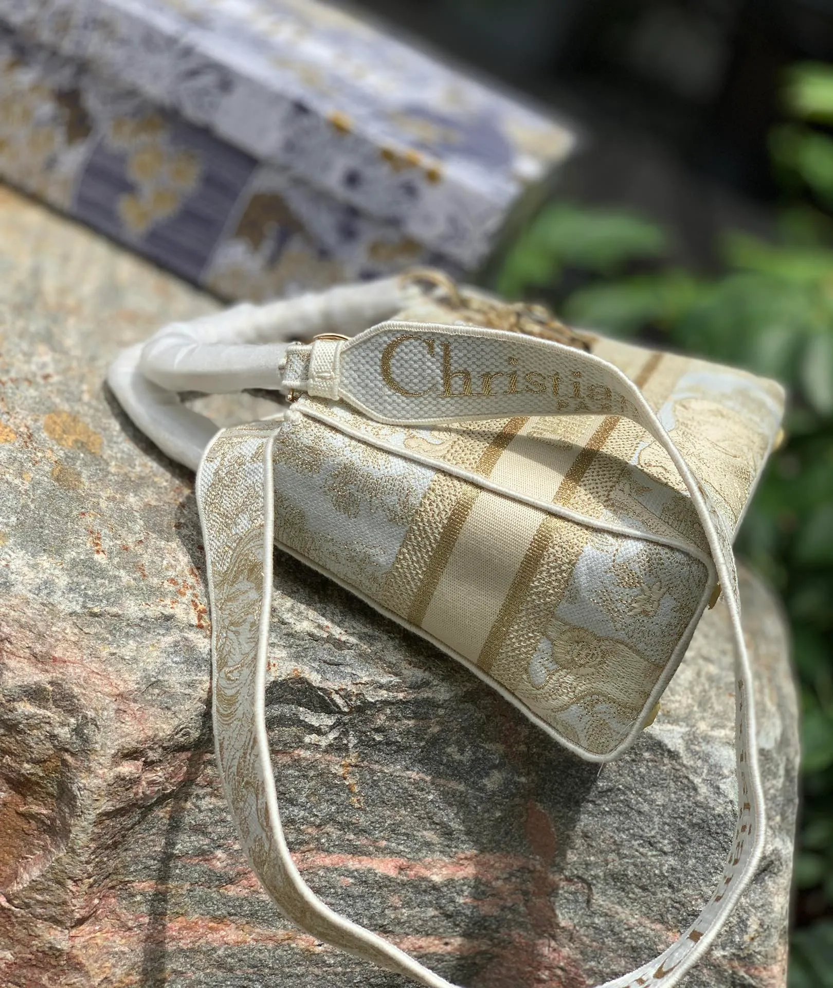 Top upgraded version 💰1800 Size: 24 x 20 x 11 CM Limited gold thread tiger model. D’s most popular lady series has a new model! The latest bag combines the classic Princess Diana style with embroidery technology. The presbyopia is embossed in the form of embroidery, showing a concave and convex effect, embodying texture everywhere! This top is classy, ​​absolutely fashionable and shows off your temperament! We have also sold Princess Diana’s most popular pure leather version. I would like to say that the magic of the latest retro presbyopia can make the same design version more beautiful!