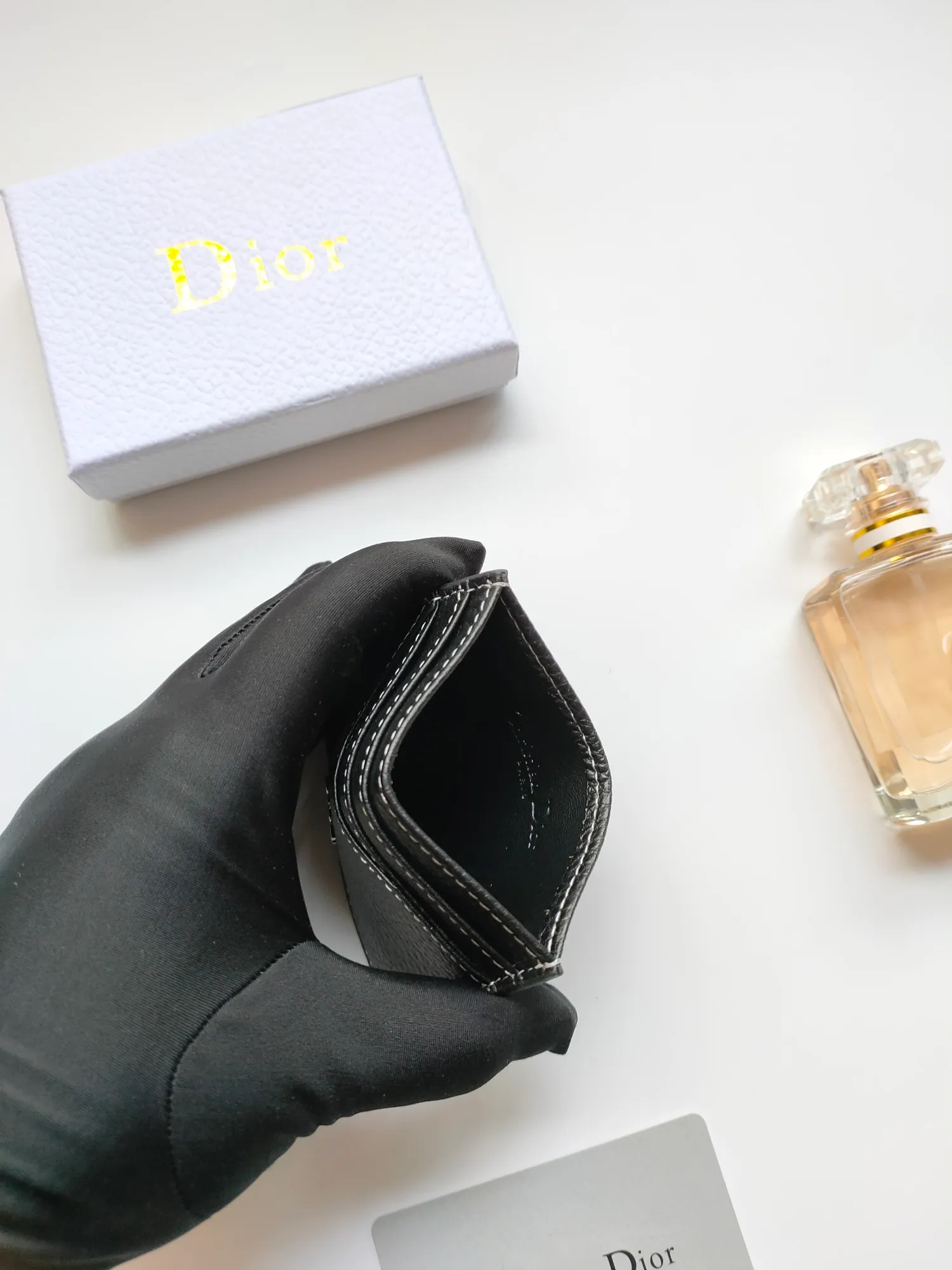 ￥90😍Dior’s new saddle card holder is an elegant accessory that showcases Dior’s exquisite craftsmanship. Style number: CH164 is carefully made of black grained cow leather and decorated with contrasting topstitching, highlighting the classic silhouette of the saddle series. There are three card slots on both sides and a card slot on the top to store various personal items. Elegantly styled with a metal-clad brass Dior signature on the front, it fits easily into any pocket. Size:10*8cm