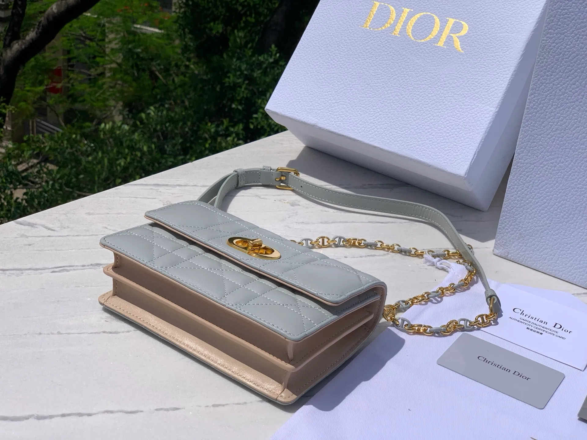 Top upgraded version 💰1760 Size: 17.3×13×7.5cm Dior Miss Caro mini chain bag (haze blue) really enriches the Dior CARO series! ! Popular all over the Internet, it is no surprise that it is your favorite small bag 👍 It also has the classic cannage pattern logo, which you will never get tired of. It is made of alternating gold-finished metal links and brown tortoise-shell effect resin links. It is paired with a leather strap for added comfort. It can be carried by hand, shoulder or crossbody. A completely god-like existence, cute and adorable, and so good-looking!