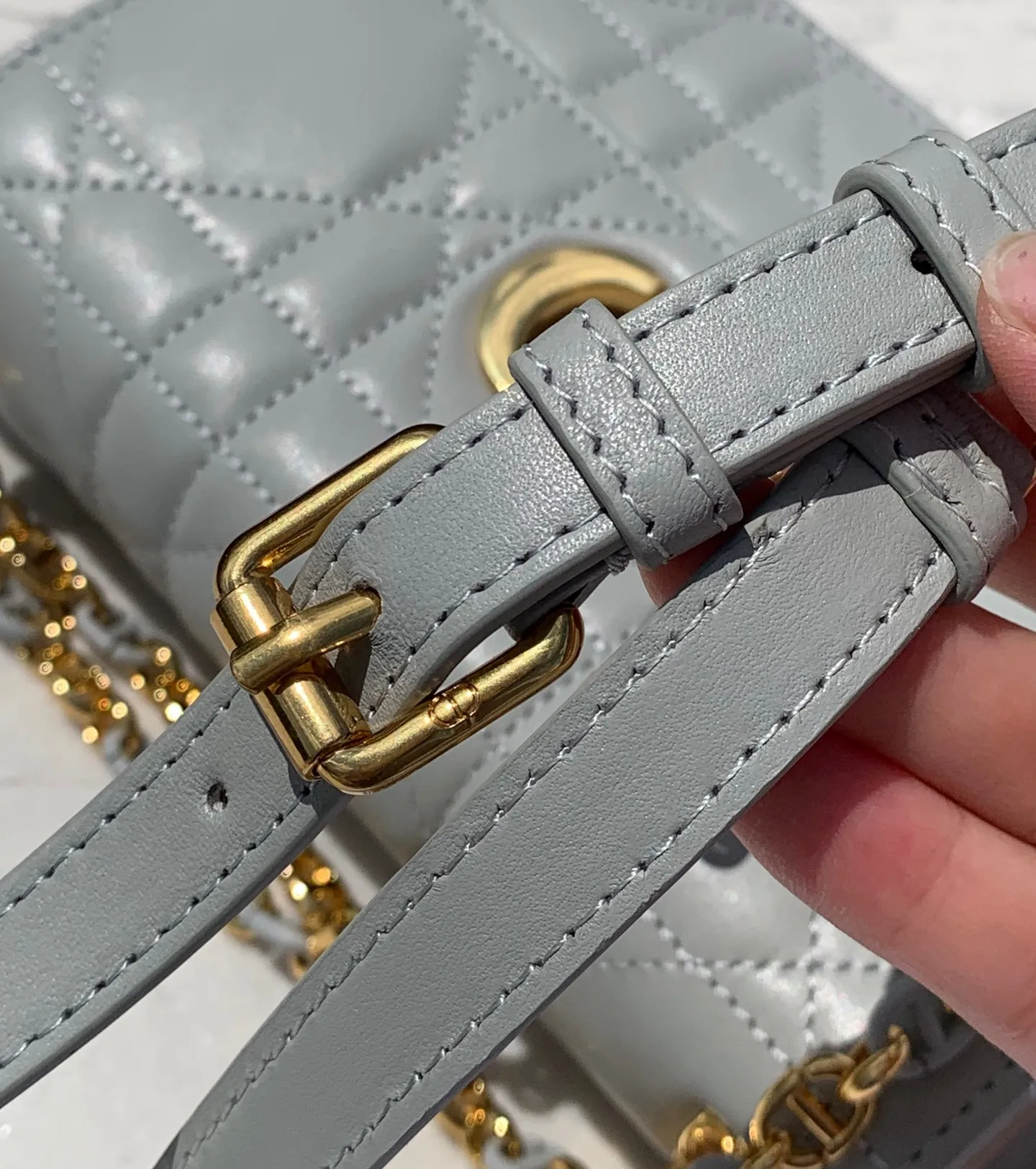 Top upgraded version 💰1760 Size: 17.3×13×7.5cm Dior Miss Caro mini chain bag (haze blue) really enriches the Dior CARO series! ! Popular all over the Internet, it is no surprise that it is your favorite small bag 👍 It also has the classic cannage pattern logo, which you will never get tired of. It is made of alternating gold-finished metal links and brown tortoise-shell effect resin links. It is paired with a leather strap for added comfort. It can be carried by hand, shoulder or crossbody. A completely god-like existence, cute and adorable, and so good-looking!