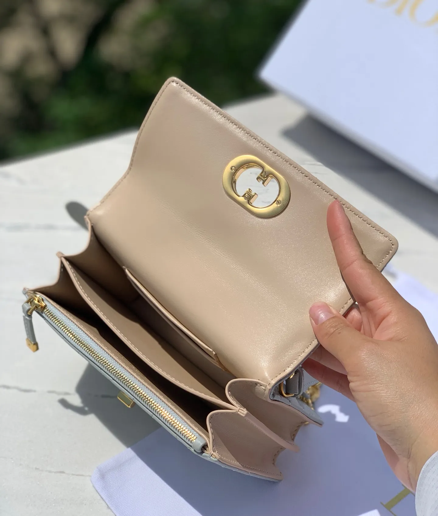Top upgraded version 💰1760 Size: 17.3×13×7.5cm Dior Miss Caro mini chain bag (haze blue) really enriches the Dior CARO series! ! Popular all over the Internet, it is no surprise that it is your favorite small bag 👍 It also has the classic cannage pattern logo, which you will never get tired of. It is made of alternating gold-finished metal links and brown tortoise-shell effect resin links. It is paired with a leather strap for added comfort. It can be carried by hand, shoulder or crossbody. A completely god-like existence, cute and adorable, and so good-looking!