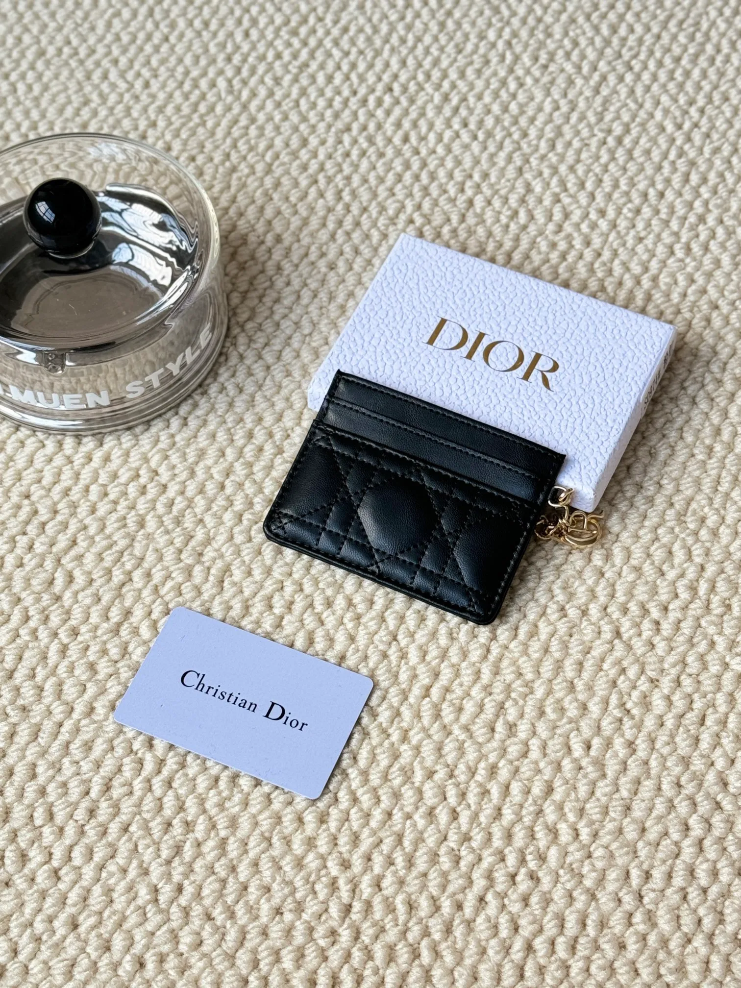 💰100LadyDior Sheepskin No.: S0974OVRB M81B T Lady Dior five-compartment card holder Product description: The color is as shown in the picture. This Lady Dior five-compartment card holder is new this season, elegant and practical. Crafted from cloudy blue patent cow leather, decorated with cannage pattern topstitching and embellished with a removable D.I.O.R. charm. Elegant and sophisticated, it has five card slots, suitable for various occasions, and can be combined with other Lady Dior
