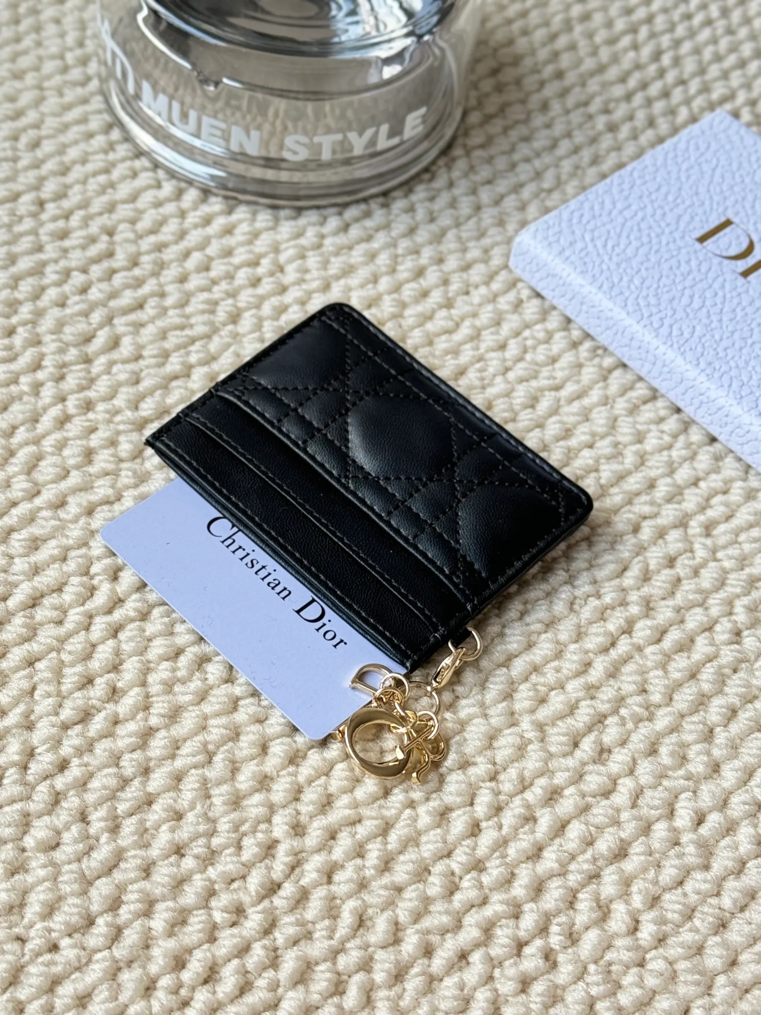 💰100LadyDior Sheepskin No.: S0974OVRB M81B T Lady Dior five-compartment card holder Product description: The color is as shown in the picture. This Lady Dior five-compartment card holder is new this season, elegant and practical. Crafted from cloudy blue patent cow leather, decorated with cannage pattern topstitching and embellished with a removable D.I.O.R. charm. Elegant and sophisticated, it has five card slots, suitable for various occasions, and can be combined with other Lady Dior