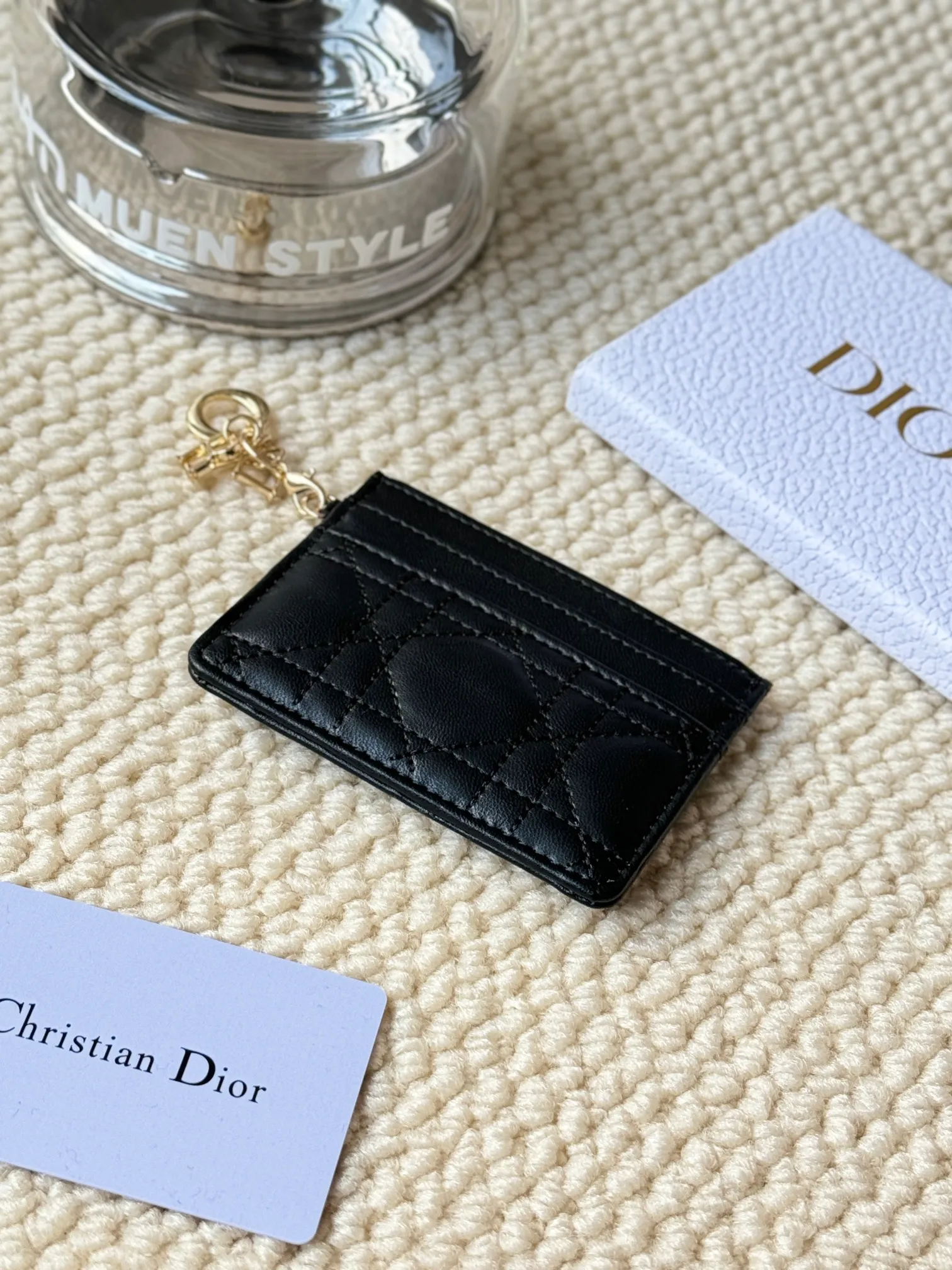💰100LadyDior Sheepskin No.: S0974OVRB M81B T Lady Dior five-compartment card holder Product description: The color is as shown in the picture. This Lady Dior five-compartment card holder is new this season, elegant and practical. Crafted from cloudy blue patent cow leather, decorated with cannage pattern topstitching and embellished with a removable D.I.O.R. charm. Elegant and sophisticated, it has five card slots, suitable for various occasions, and can be combined with other Lady Dior