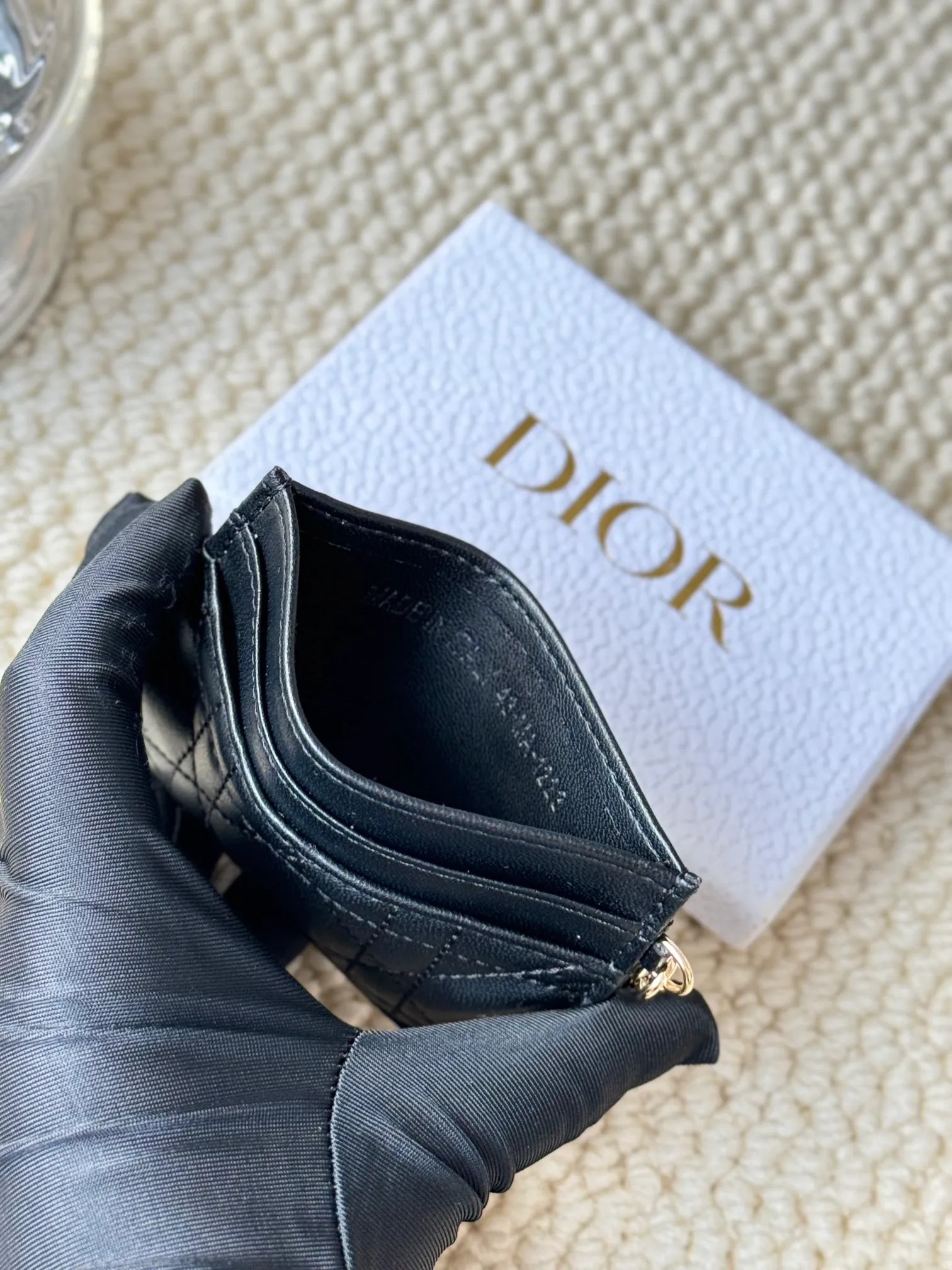 💰100LadyDior Sheepskin No.: S0974OVRB M81B T Lady Dior five-compartment card holder Product description: The color is as shown in the picture. This Lady Dior five-compartment card holder is new this season, elegant and practical. Crafted from cloudy blue patent cow leather, decorated with cannage pattern topstitching and embellished with a removable D.I.O.R. charm. Elegant and sophisticated, it has five card slots, suitable for various occasions, and can be combined with other Lady Dior