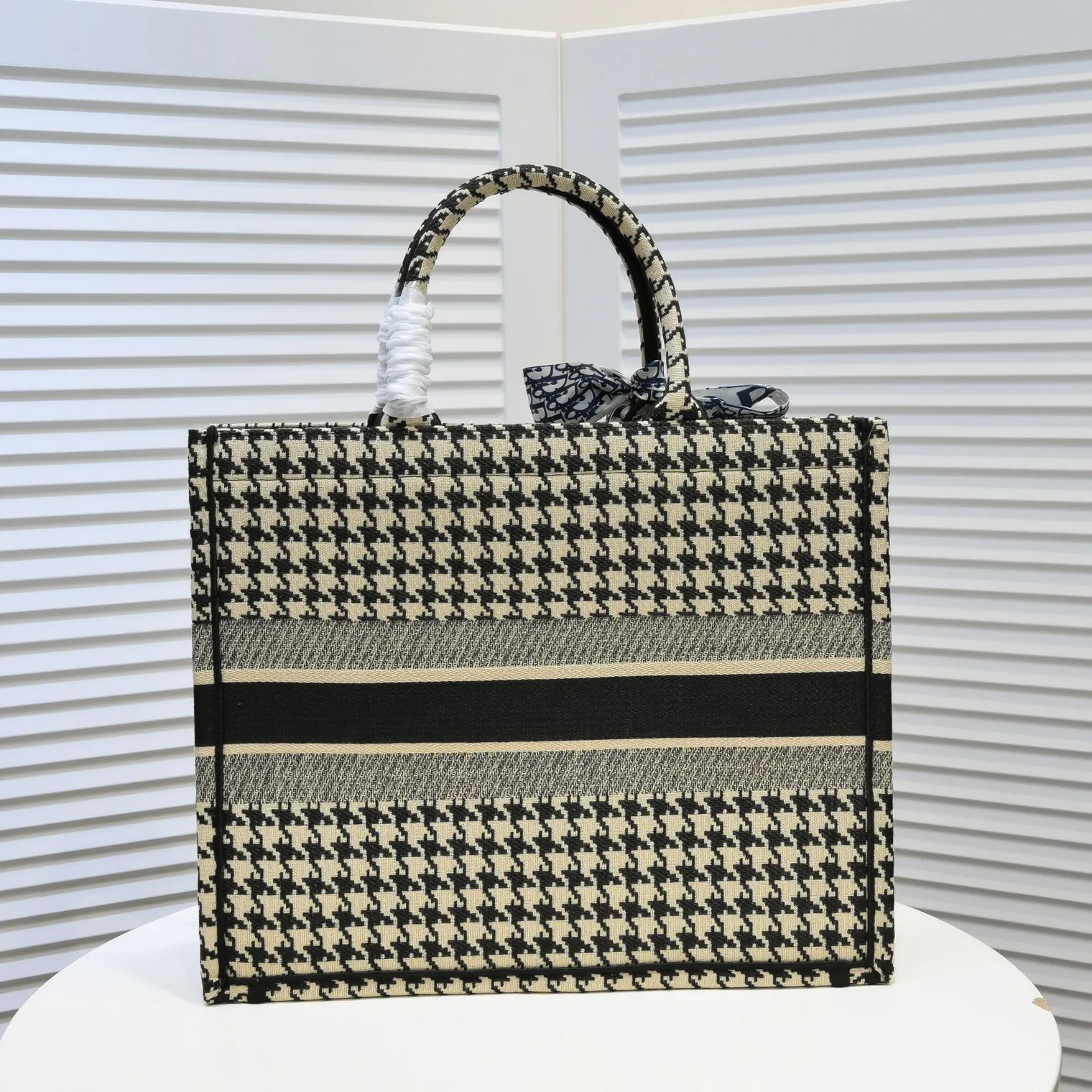 💰440￥Original single cloth with silk scarf Large size🔥 Embroidered edge🔜Dior new shopping bag at Dior counter! Counters are updated simultaneously! Limited edition of the same style as the stars! Super stylish! Imported fabric👍high-end quality! You can go in and out of the counters at will without any pressure! The first choice for going out with super large capacity👍 Model: 8033 Size: 41*14*32cm