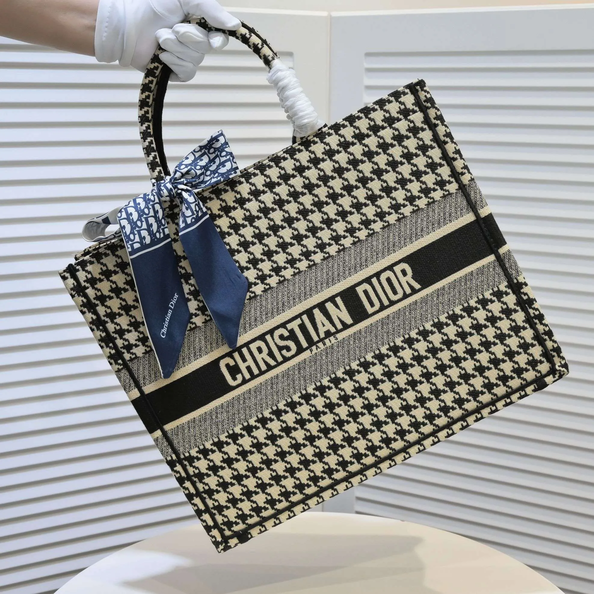 💰440￥Original single cloth with silk scarf Large size🔥 Embroidered edge🔜Dior new shopping bag at Dior counter! Counters are updated simultaneously! Limited edition of the same style as the stars! Super stylish! Imported fabric👍high-end quality! You can go in and out of the counters at will without any pressure! The first choice for going out with super large capacity👍 Model: 8033 Size: 41*14*32cm