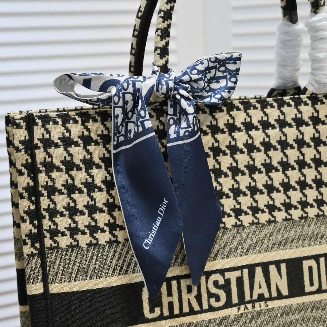💰440￥Original single cloth with silk scarf Large size🔥 Embroidered edge🔜Dior new shopping bag at Dior counter! Counters are updated simultaneously! Limited edition of the same style as the stars! Super stylish! Imported fabric👍high-end quality! You can go in and out of the counters at will without any pressure! The first choice for going out with super large capacity👍 Model: 8033 Size: 41*14*32cm