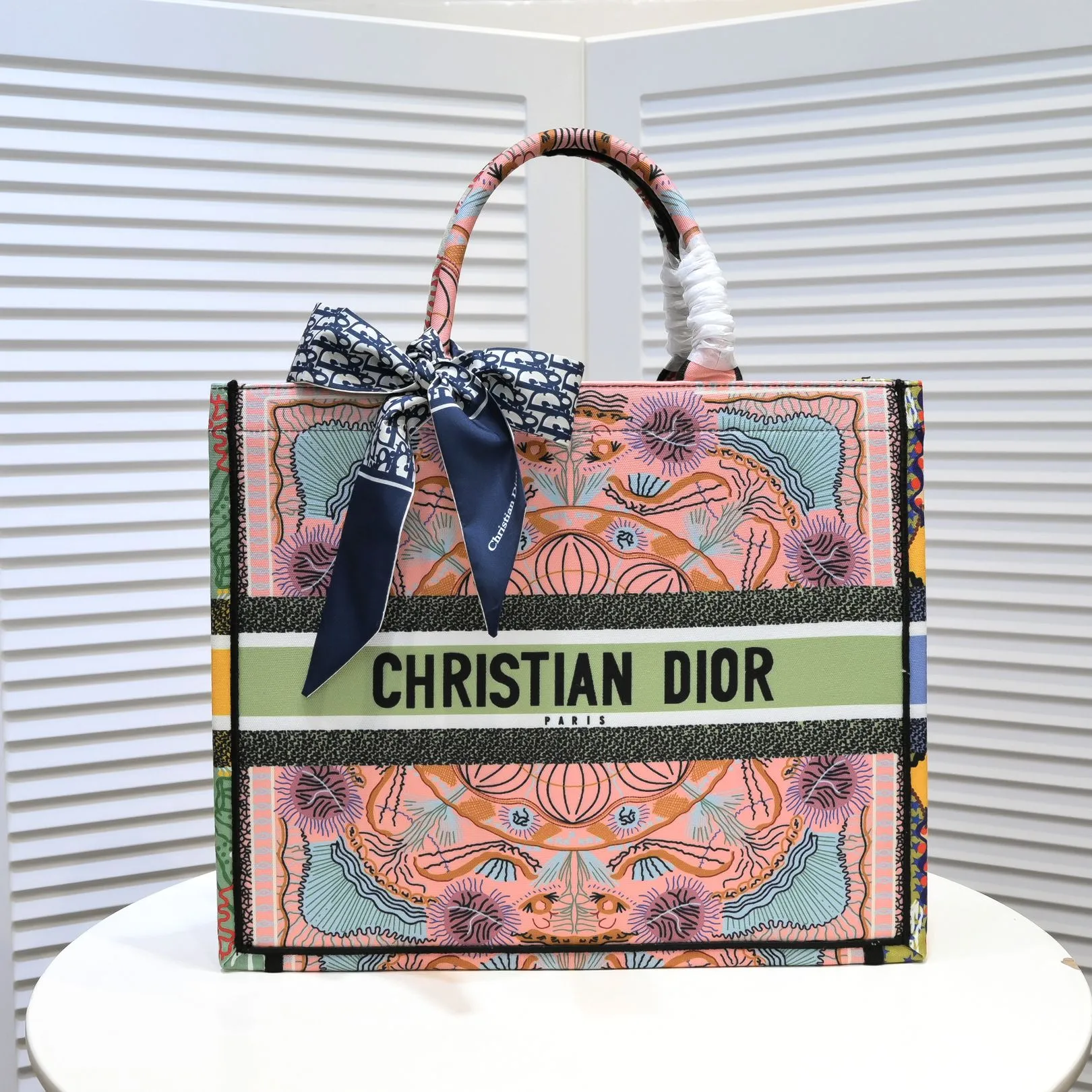 💰360￥With silk scarf, large size🔥 embroidered edge🔜Dior new shopping bag at Dior counter! Counters are updated simultaneously! Limited edition of the same style as the stars! Super stylish! Imported fabric👍high-end quality! You can go in and out of the counters at will without any pressure! The first choice for going out with super large capacity👍 Model: 8033 Size: 41*14*32cm