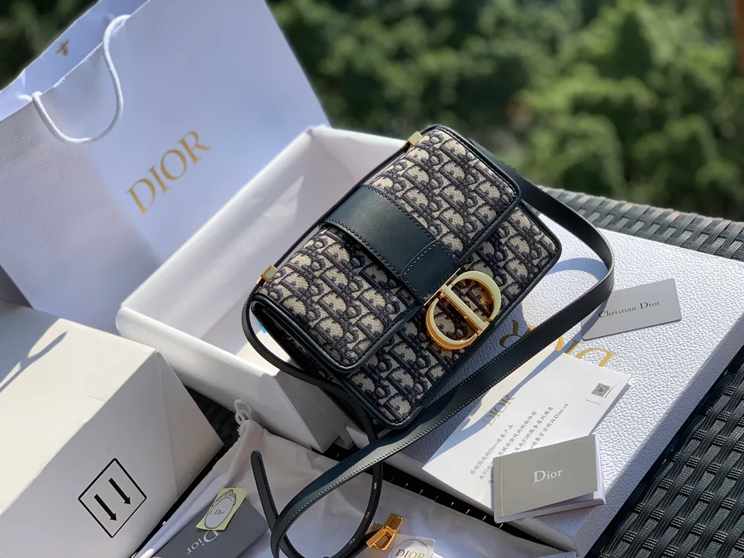 Top upgraded version 💰1500 Dimensions 24 x 17 x 8 CM This bag lover must be familiar with it! D’s popular Montaigne bag, a bag owned by celebrities and fashionistas! We have sold a lot of this bag. The shape of the entire bag, the unique 3D effect of the Oblique jacquard canvas, the high-grade imported brass hardware buckles, and every inch of wiring are the same as those at the counters! Dear friends, you can feel the quality by taking a look at the real photos. The price of this product will be very high after it changes hands. Good products have their own temperament!