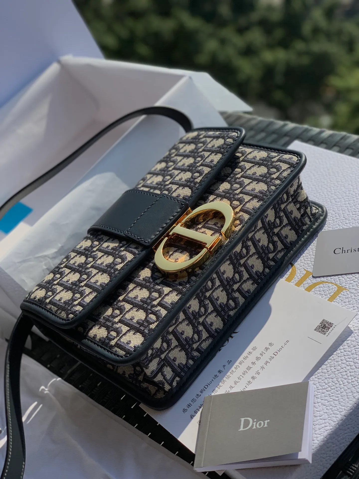 Top upgraded version 💰1500 Dimensions 24 x 17 x 8 CM This bag lover must be familiar with it! D’s popular Montaigne bag, a bag owned by celebrities and fashionistas! We have sold a lot of this bag. The shape of the entire bag, the unique 3D effect of the Oblique jacquard canvas, the high-grade imported brass hardware buckles, and every inch of wiring are the same as those at the counters! Dear friends, you can feel the quality by taking a look at the real photos. The price of this product will be very high after it changes hands. Good products have their own temperament!