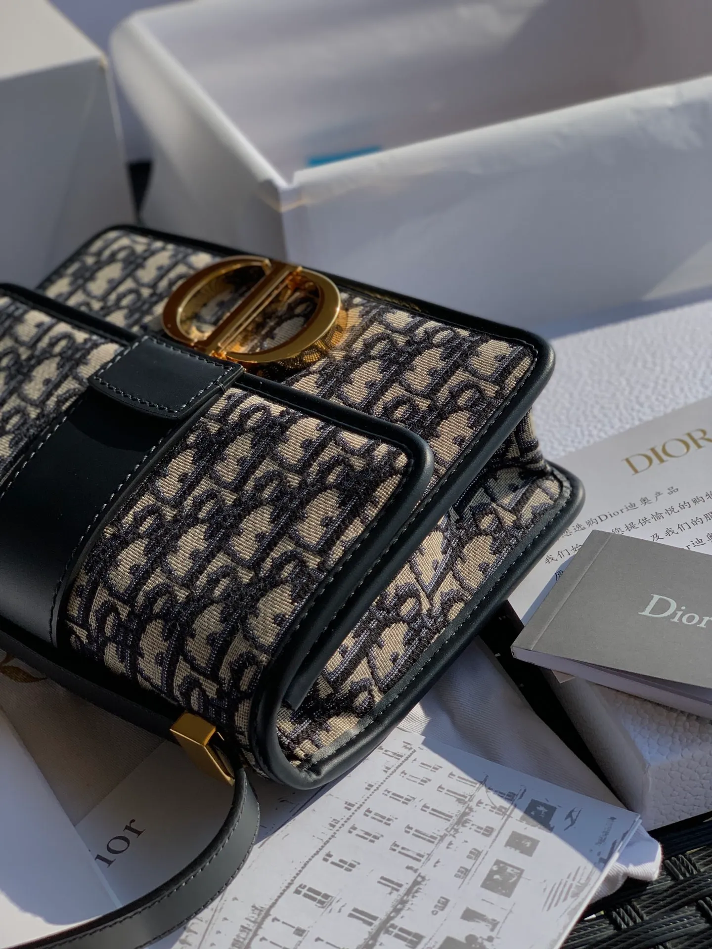 Top upgraded version 💰1500 Dimensions 24 x 17 x 8 CM This bag lover must be familiar with it! D’s popular Montaigne bag, a bag owned by celebrities and fashionistas! We have sold a lot of this bag. The shape of the entire bag, the unique 3D effect of the Oblique jacquard canvas, the high-grade imported brass hardware buckles, and every inch of wiring are the same as those at the counters! Dear friends, you can feel the quality by taking a look at the real photos. The price of this product will be very high after it changes hands. Good products have their own temperament!